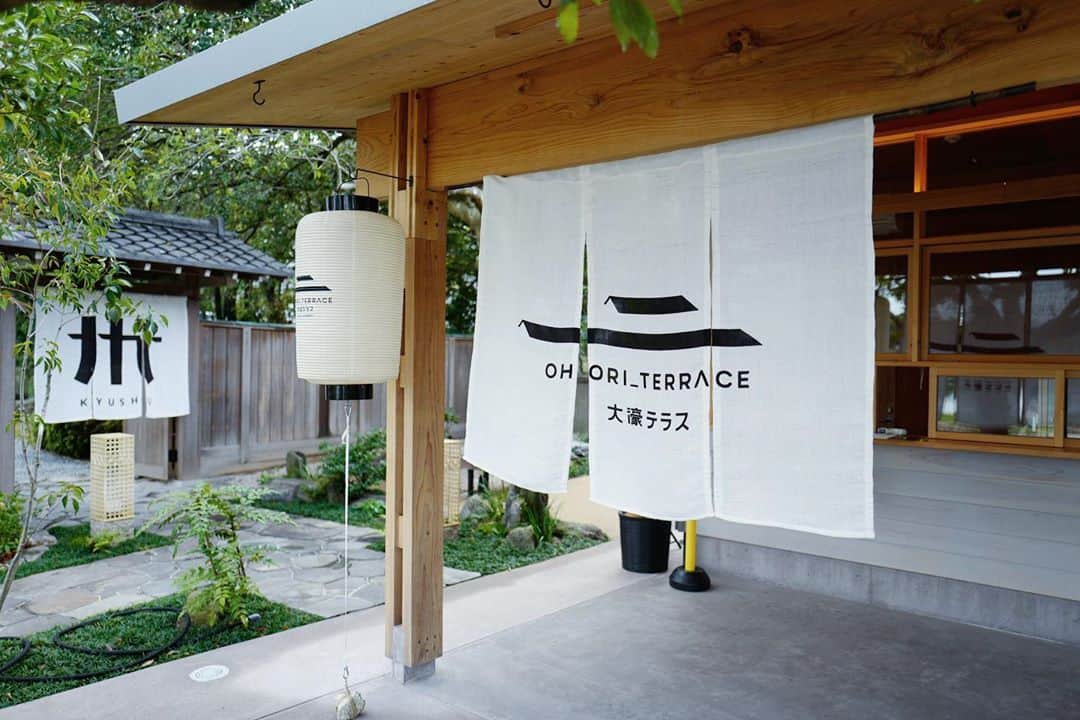 行方 久子 Hisako Namekataさんのインスタグラム写真 - (行方 久子 Hisako NamekataInstagram)「. 今朝は先月できた大濠テラスへお散歩。  大濠公園の池のほとり、日本庭園のお隣という気持ちのいい場所にあるここの施設は、八女茶がテーマ🍵  1階「&LOCALS」では、八女茶を中心に九州各地域から届けられる旬な具材を厳選した様々なメニューを楽しめます。  そよぐ風に遊ぶ緑を見ながら、 日本の玉露の最高峰「八女伝統本玉露」をいただけるよ🙆🏻‍♀️」10月17日 10時43分 - hisakonamekata