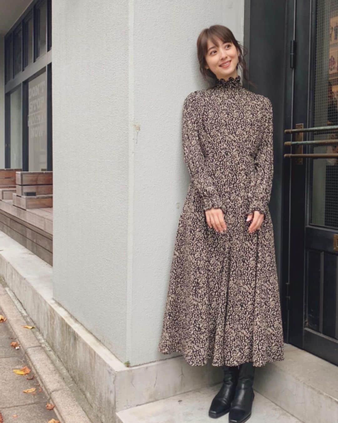 佐々木希さんのインスタグラム写真 - (佐々木希Instagram)「フレアワンピース。 ウエストから裾に向かって立体的なフレアにし、女性らしいシルエットです🌹  #のぞみの私服」10月17日 10時45分 - nozomisasaki_official