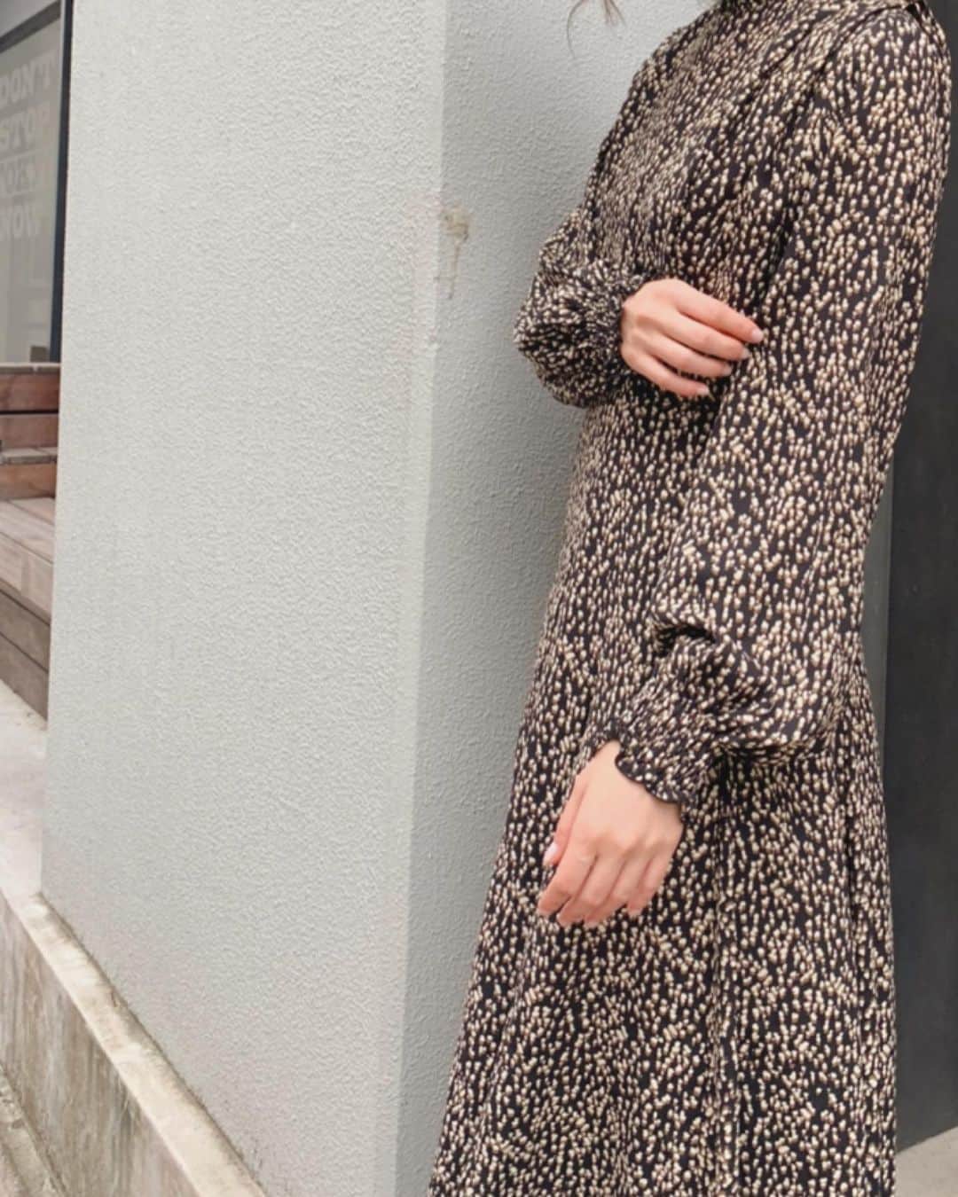佐々木希さんのインスタグラム写真 - (佐々木希Instagram)「フレアワンピース。 ウエストから裾に向かって立体的なフレアにし、女性らしいシルエットです🌹  #のぞみの私服」10月17日 10時45分 - nozomisasaki_official
