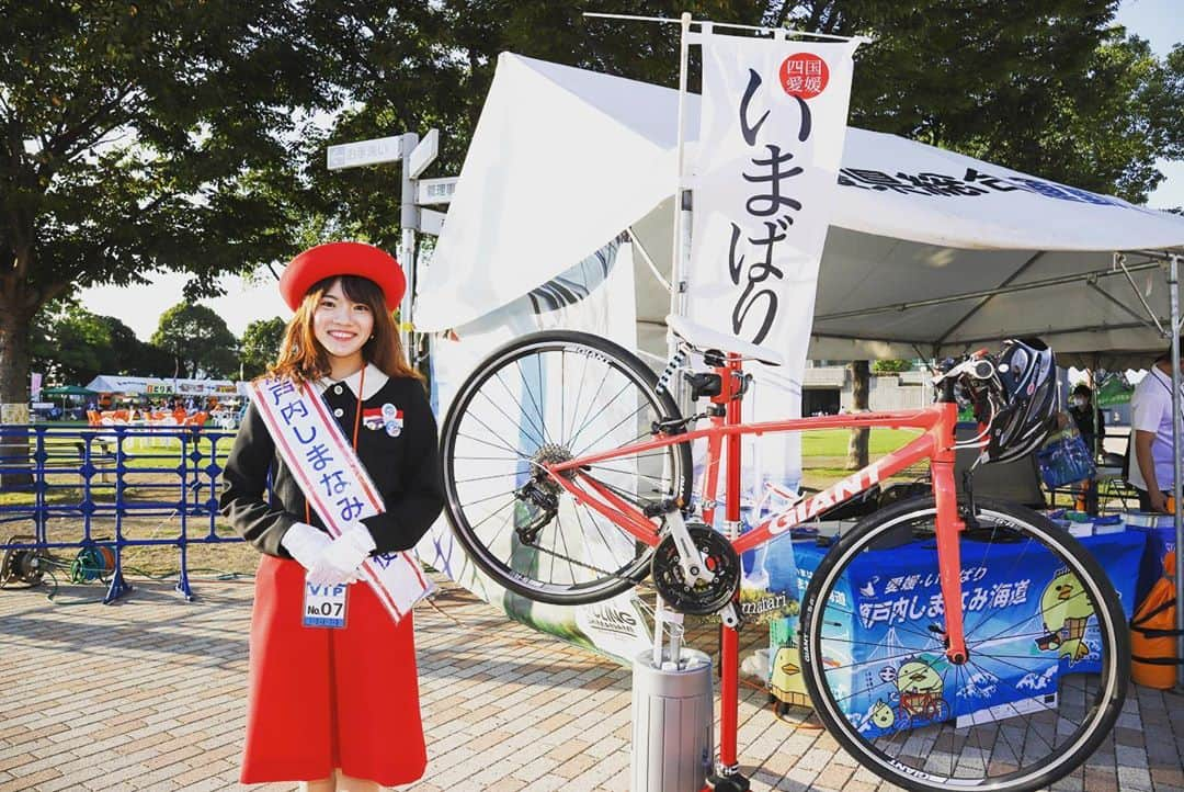 愛媛FCさんのインスタグラム写真 - (愛媛FCInstagram)「先日行われた東京ヴェルディとの試合イベントをプレイバック！  ■マッチシティ＆タウン 　#今治市 さま #久万高原町 さま  ■マッチスポンサー 　#四国明治 さま   ■スタジアム外イベント  　今治市ブースでは自転車展示を行いました。 　2019年11月にナショナルサイクルルートにも認定されたサイクリストの聖地・瀬戸内しまなみ海道へぜひ！  　#上浮穴高校 による #カホン 作り体験 　愛媛県木材を使って、打楽器カホンを作りました！ 　上手につくれたかな？  ■来場者プレゼント 　ご来場いただいた方先着500名様には「四国明治×愛媛FC オリジナルエコバッグ」をプレゼントいたしました！ 　また伯方の塩サンプルセットもあわせてプレゼントいたしました。  ■試合前贈呈式では、 　今治市さまより今治を代表する特産品のひとつである『#今治タオル』を両チームに贈呈  　久万高原町さまより『#久万高原清流米』を両チームに贈呈  　マッチスポンサー四国明治さまより 　『ザバスミルクプロテイン 脂肪0 ココア風味（200ml×24）』を両チームに贈呈くださりました。  ■ハーフタイムには 　マッチシティ今治市から「#今治寿太鼓保存会」の皆さまが来場！迫力の太鼓演奏でスタジアムを盛り上げてくれました！ 　そして御用木まつり丸太レース in ニンスタを開催！久万山御用木まつり！昨年のお祭りの優勝チームと愛媛FCマスコットによる対決！杉丸太を担ぎスタジアムを駆け巡りました！  平日にも関わらず、盛り沢山な品、イベントをご提供いただきましてありがとうございました！  #ehimefc  #愛媛FC」10月17日 10時46分 - ehimefc12