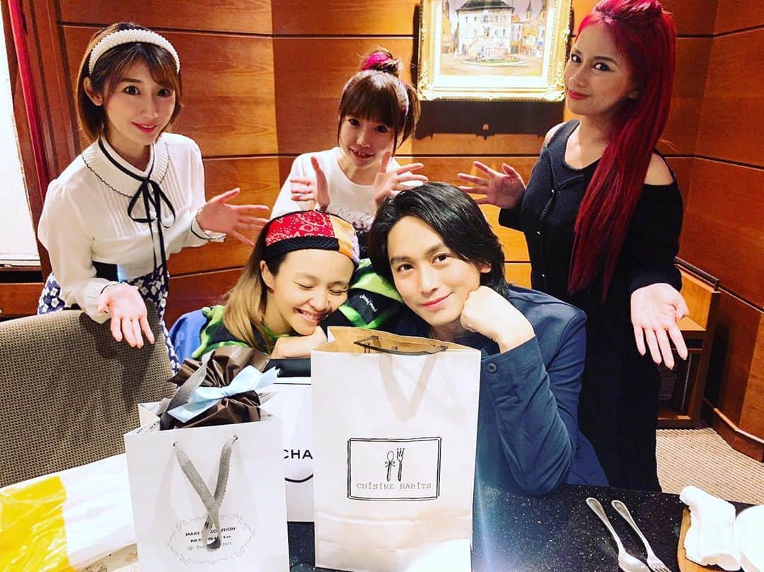 のインスタグラム：「素敵なメンバーでした❤︎ 写真以外は密にならないよう マスク着用してましたよ＊☺︎  misonoちゃんのお知り合いの方々 素敵な方ばかりで出逢えて嬉しかったです❤︎  歌ってみたの【ひろみちゃんねる】をされてらっしゃるひろみちゃんは ３０万人突破してらっしゃるYouTuber様だよ☺︎素敵な歌声〜♪  そして、オンラインサロンされてるかっこいい女性社長さんの赤髪社長様だよ❤︎ アリエル様みたいで美しい〜❇︎  出逢いって本当に幸せになれるなぁ（╹◡╹）ご縁を大切にっ❤︎ パワフルな皆様に刺激を貰うばかりでした♡」