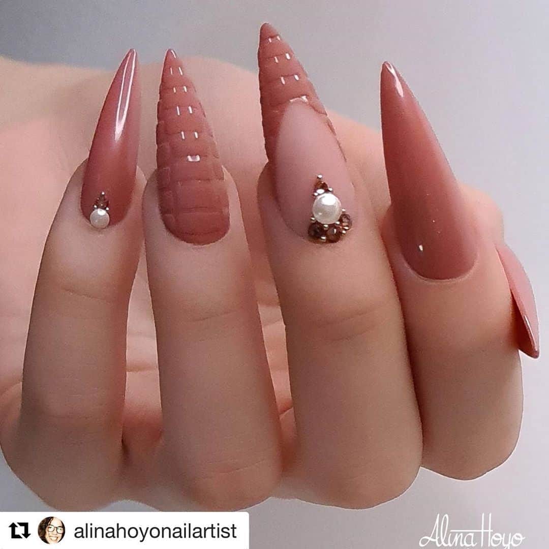 Nail Designsさんのインスタグラム写真 - (Nail DesignsInstagram)「Credit: @alinahoyonailartist  ・・・ Drop a 🐊 if you like the Croco-Nails .... Inspired by @yesicasnails  Thank you so much for this idea 🐊💚  #alinahoyonails#alinahoyo#uglyducklingnailsbenelux#uglyduckling#frenchmanicure#gelnagels#nailstoinspire#nailartclub#theglitternail#nailpro#swarovskicrystals#nailart#nailartlove#stilettonails#prettynails#nailartobsession#crocodilenails#crocodileskink」10月17日 10時54分 - nailartfeature