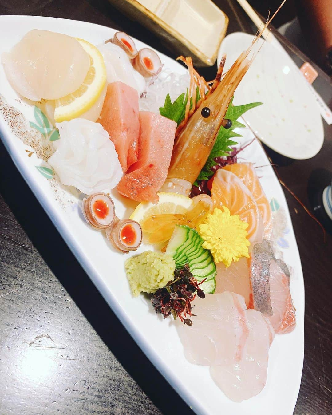 桜花由美さんのインスタグラム写真 - (桜花由美Instagram)「昨日美味しいお店に行ったのに、エビの刺身を一本食べただけで、めちゃくちゃ具合が悪くなった桜花由美です…  それまでお酒飲んで、他の物食べて 『美味しいー！』 って言って騒いでたのに、どうしてもエビの刺身が食べたくて、1本なら大丈夫だろうと思って、食べてみたらヤバかった…  エビが好きなのに… アレルギーになるなんて…  具合が悪くなってからはお酒が全く飲めなくなり、あったかいお茶を飲んでいた。  生のエビがダメらしい。 焼いてあるのとかは食べられるのになぁ。  でも、刺身美味しかったなぁ。  秋刀魚の刺身が最高に美味しかった。  最近ずっとお腹痛いし、ちょっと疲れてるからエビ一本でやられてしまった桜花由美でした。  今日は仙女大阪大会で11.7大阪大会のチケットを販売するよー！  広田さんが参戦するよー！  待ってるねー！」10月17日 10時58分 - ohkayumi