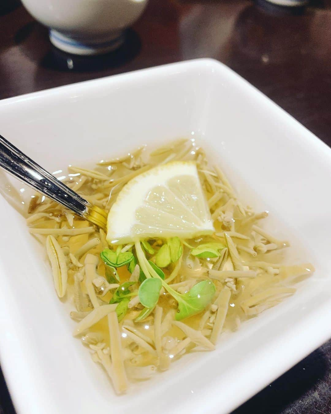 桜花由美さんのインスタグラム写真 - (桜花由美Instagram)「昨日美味しいお店に行ったのに、エビの刺身を一本食べただけで、めちゃくちゃ具合が悪くなった桜花由美です…  それまでお酒飲んで、他の物食べて 『美味しいー！』 って言って騒いでたのに、どうしてもエビの刺身が食べたくて、1本なら大丈夫だろうと思って、食べてみたらヤバかった…  エビが好きなのに… アレルギーになるなんて…  具合が悪くなってからはお酒が全く飲めなくなり、あったかいお茶を飲んでいた。  生のエビがダメらしい。 焼いてあるのとかは食べられるのになぁ。  でも、刺身美味しかったなぁ。  秋刀魚の刺身が最高に美味しかった。  最近ずっとお腹痛いし、ちょっと疲れてるからエビ一本でやられてしまった桜花由美でした。  今日は仙女大阪大会で11.7大阪大会のチケットを販売するよー！  広田さんが参戦するよー！  待ってるねー！」10月17日 10時58分 - ohkayumi