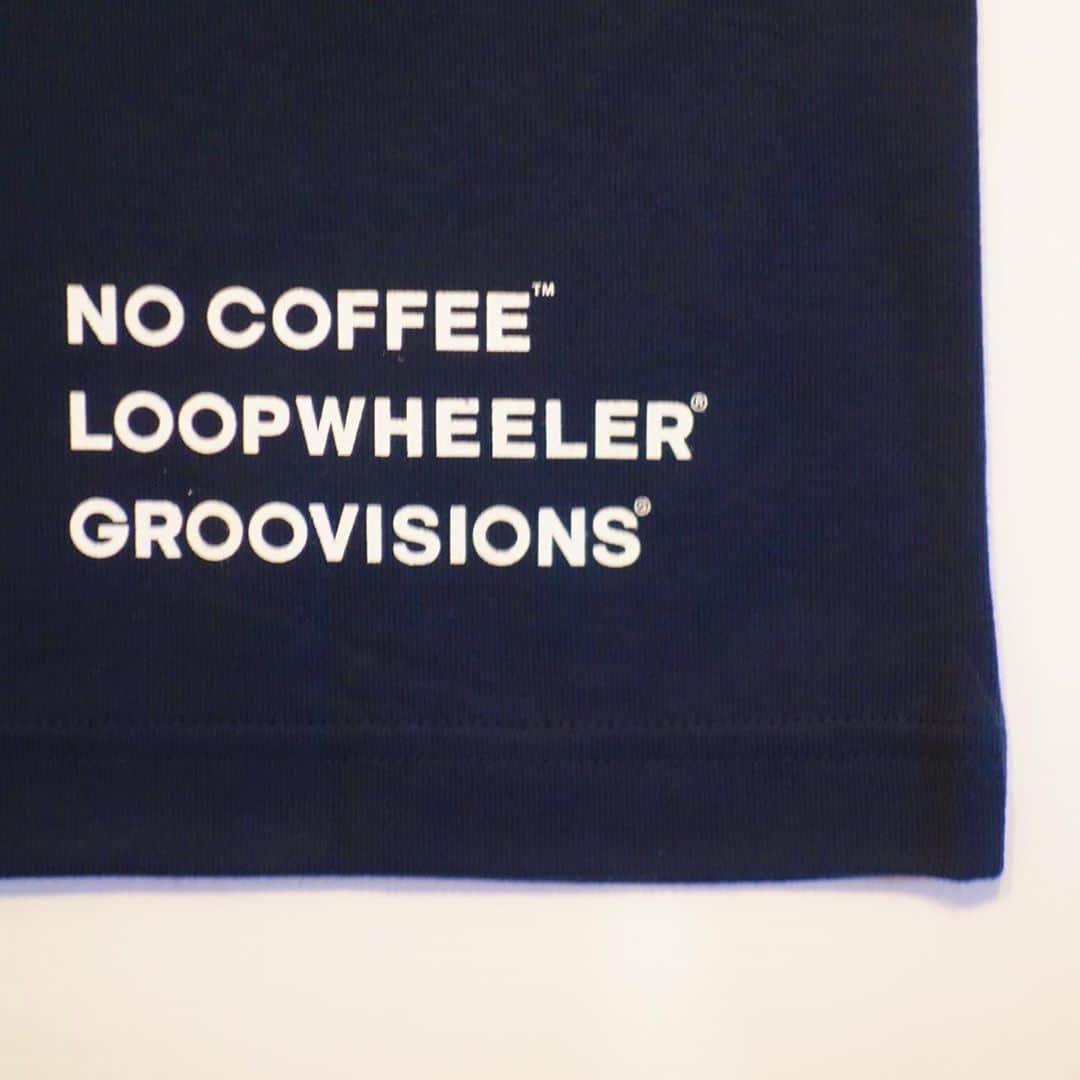 ループウィラーさんのインスタグラム写真 - (ループウィラーInstagram)「. 「NO COFFEE x LOOPWHEELER チャッピーTシャツ」 NO COFFEEさん5周年をお祝いしましてコラボアイテムを販売致します。 次はチャッピーTシャツのご紹介です。 グラフィックを"GROOVISIONS"さんにお願いして前回コラボ時のノーコーヒースウェットを着たチャッピーを載せたTシャツになります。 カラーはホワイトとマリンの2カラー展開となります。 (ホワイトカラーは共通カラーでブラックカラーはNO COFFEE限定カラー、マリンはループウィラー限定カラーとなりますのでご注意ください) サイズはカラーにもよりますがXS〜XLまでの5サイズ展開で販売価格は9,900円(税込)となります。 是非店頭にてご覧ください。 . スタッフはオープン前に検温、健康状態のチェックを行い、マスク着用にて接客の間合をとってご対応させていただきます。 また、次亜塩素酸空間除菌脱臭機を設置して消毒等十分店内環境を整えられるよう努めております。 . ご来店頂くお客様へのお願いと致しましては、マスクの着用をお願い申し上げます。 . スタッフよりアルコール消毒をさせていただきますのでご理解・ご協力のほど宜しくお願い致します。 . #nocoffee #nocoffeefukjapan #groovisions  #loopwheeler#LWsendagaya#ループウィラー#吊り編み#tsuriami#吊り編み機#日本製#スウェット#パーカー#カーディガン#Tシャツ#スウェットパンツ#長持ち#丈夫#綿#cotton#裏毛#日本#東京#千駄ヶ谷　#japan#tokyo#sendagaya#madeinjapan」10月17日 10時58分 - loopwheeler_official