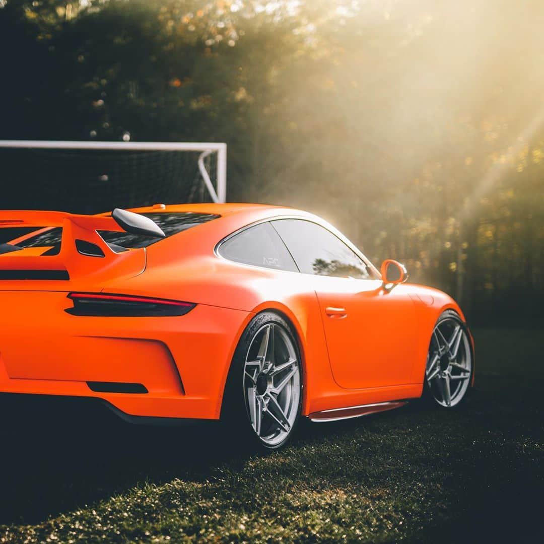 CARLiFESTYLEさんのインスタグラム写真 - (CARLiFESTYLEInstagram)「Orange Porsche GT3 flexing on @anrkywheels #carlifestyle owner @omgt3 Photo @thousand.visions」10月17日 11時00分 - carlifestyle