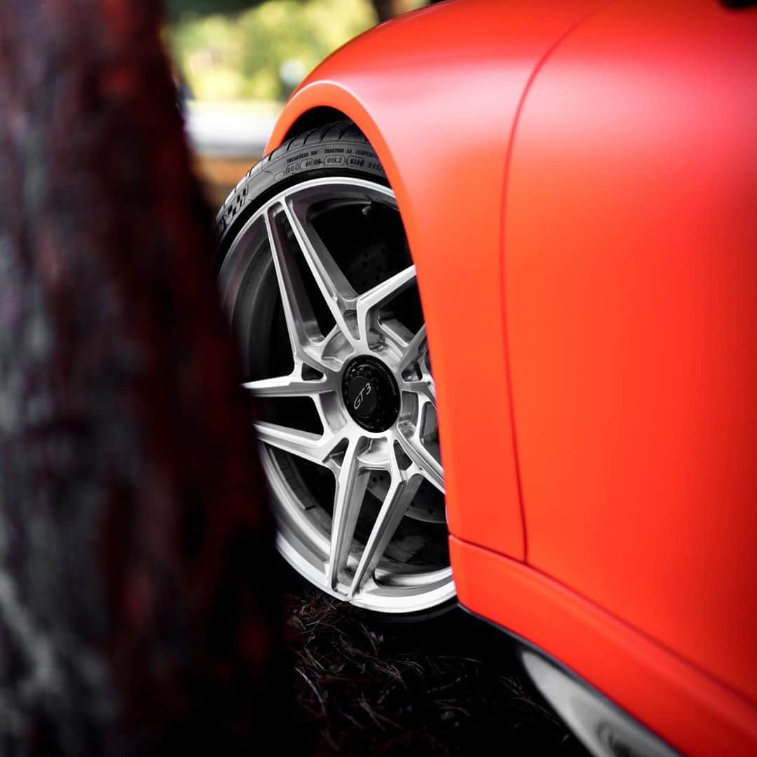 CARLiFESTYLEさんのインスタグラム写真 - (CARLiFESTYLEInstagram)「Orange Porsche GT3 flexing on @anrkywheels #carlifestyle owner @omgt3 Photo @thousand.visions」10月17日 11時00分 - carlifestyle