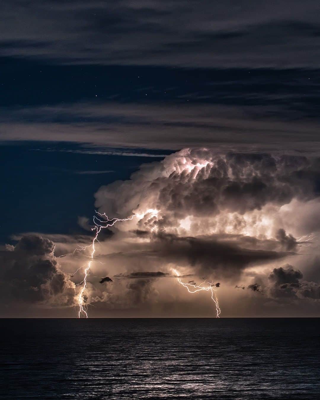 Nikon Australiaさんのインスタグラム写真 - (Nikon AustraliaInstagram)「"What a night. Clean air and a handful of supercharged cells sitting just off the coast. This particular storm was born from a previous cell and just as it started to push high up into the atmosphere it threw out a couple of these nice big positive bolts." - @willeadesphotography  Camera: Z 7 Lens: AF-S NIKKOR 70-200mm f/4G ED VR w/ FTZ Adaptor Settings: 70 mm  f/4.5  6s  ISO 400  #Nikon #MyNikonLife #NikonAustralia #NikonZ7 #Z7 #StormPhotography」10月17日 11時00分 - nikonaustralia
