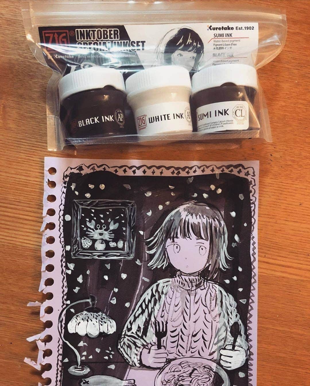 Kuretakeさんのインスタグラム写真 - (KuretakeInstagram)「背景をSUMI INK、細かい部分をBLACK INKとWHITE INKで描いてくださいました！この頃グッと寒くなってきたのでニットの洋服がしっくりきます。壁面のカニも気になるし、味わい深い絵でいつまでも見ていられます。  This painting was painted with a ZIG INKTOBER SPECIAL INK SET! The crabs on the wall are interesting.  It's an atmospheric painting that you'll want to look at forever.  Art by: @mi_na_ha_mu  Made with: 1.ZIG INKTOBER SPECIAL INK SET 2.ZIG Cartoonist MENSO BRUSH KOLINSKY SMALL 3.隈取筆 白毛 小  #kuretake_inktober #kuretake #kuretakezig #inkart #inkdrawing #inktober2020 #inktober #illustration #illust #painting #paint #呉竹 #インクトーバー #インクトーバー2020 #イラスト」10月17日 11時00分 - kuretakejapan