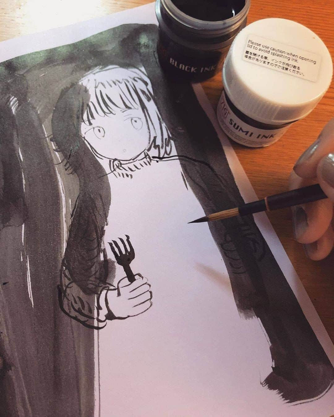 Kuretakeさんのインスタグラム写真 - (KuretakeInstagram)「背景をSUMI INK、細かい部分をBLACK INKとWHITE INKで描いてくださいました！この頃グッと寒くなってきたのでニットの洋服がしっくりきます。壁面のカニも気になるし、味わい深い絵でいつまでも見ていられます。  This painting was painted with a ZIG INKTOBER SPECIAL INK SET! The crabs on the wall are interesting.  It's an atmospheric painting that you'll want to look at forever.  Art by: @mi_na_ha_mu  Made with: 1.ZIG INKTOBER SPECIAL INK SET 2.ZIG Cartoonist MENSO BRUSH KOLINSKY SMALL 3.隈取筆 白毛 小  #kuretake_inktober #kuretake #kuretakezig #inkart #inkdrawing #inktober2020 #inktober #illustration #illust #painting #paint #呉竹 #インクトーバー #インクトーバー2020 #イラスト」10月17日 11時00分 - kuretakejapan