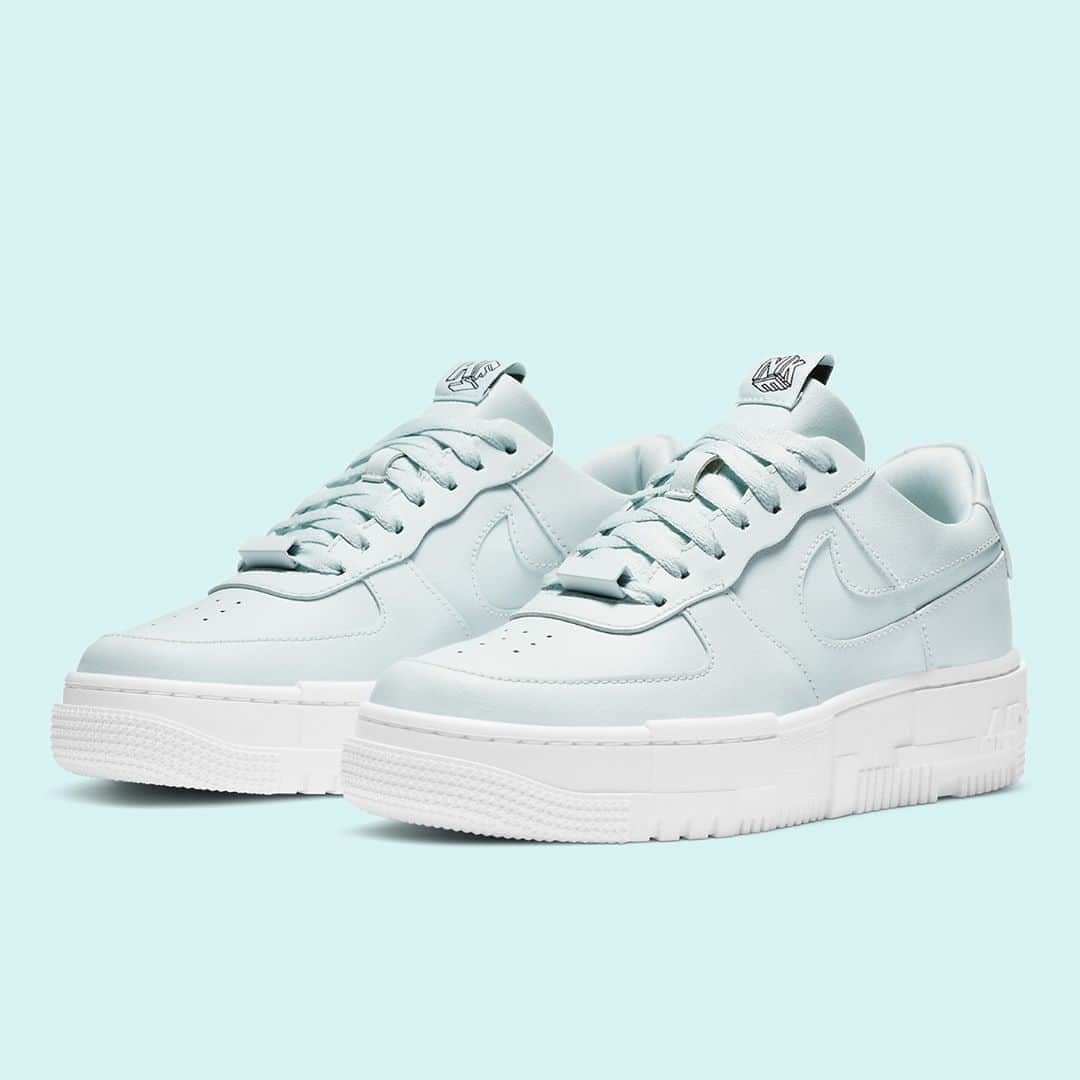 Sneaker Newsさんのインスタグラム写真 - (Sneaker NewsInstagram)「The women's Nike Air Force 1 Pixel, the latest iteration of the '82 classic, is now appearing in new colorways. The "Ghost Aqua" will begin releasing later this season alongside a few other choice color selections. Tap the link in our bio for a closer look.」10月17日 11時00分 - sneakernews