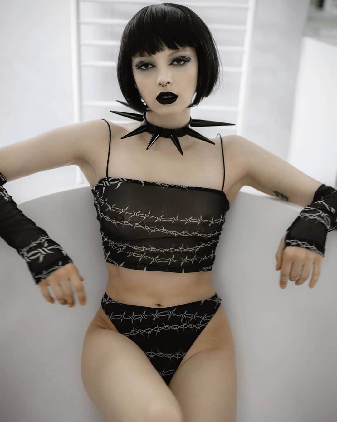 ティール・ココのインスタグラム：「Barbwire Barbie...⛓️🖤💋 A few more from this set cause I'm obsessed! 😈🖤 Which pic's your favourite?! 1,2 3 or 4?  . . . FULL SET on p@treon dot com /tealecoco 🙌 shot by @pineapplesupreme_ 📸 Wearing: @currentmoodclothing 🔥choker: @bitchfist_ 🔗 Makeup palette: @limecrimemakeup 🎨」
