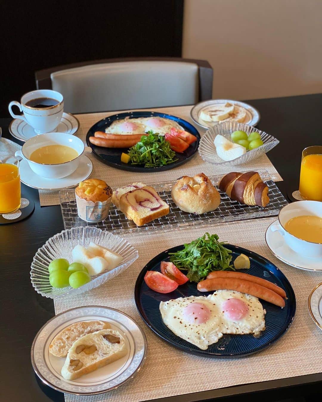 のインスタグラム：「. パンでいっぱいの朝食、幸せ〜😍🥐🥖☕️ . メロンパンで有名な「グンイチパン」✨ お取り寄せしたので休日の朝食に並べました👩‍🍳 👉(@pane_delicia) . 人気の「まんぷくパンセット」は いろんな種類のパンが20個近く入っていて 開けた瞬間、テンションアップ⤴️🥺 パン好きにはもう〜たまらない😍❤️幸せ❤️ . 1つ1つ小袋に入って冷凍で届くから長持ちするし、 とにかく美味し過ぎて感動😆❣️ パン生地がもちっと、程よい甘みもあって 本当にどれも美味しいの‼️ . メロンパンはおやつとして食べたんだけど😋 まわりがカリッと、生地がもっちもちで 私好みのメロンパンで最高💚感動💚 お店が近くにあったら高頻度で通ってるレベル👈 . パン好きの方には是非ともご賞味いただきたい❣️🥺 グンイチパンのonline shopで購入できます🥐💕 今なら数量限定でエコバッグ付きだよ💁‍♀️ . #パーネデリシア  #panedelicia  #グンイチパン  #メロンドパーネ  #melondpane #パン屋  #パン  #pr  #bakery  #ベーカリー #パンのある暮らし  #パン屋さん巡り  #パン屋巡り #パン好き  #パンが好き  #群馬  #お取り寄せパン #お取り寄せグルメ  #群馬お取り寄せ #手料理  #料理  #食卓  #cooking #まりやごはん  #おうちごはん  #手作り #朝食  #朝ごはん  #breakfast」