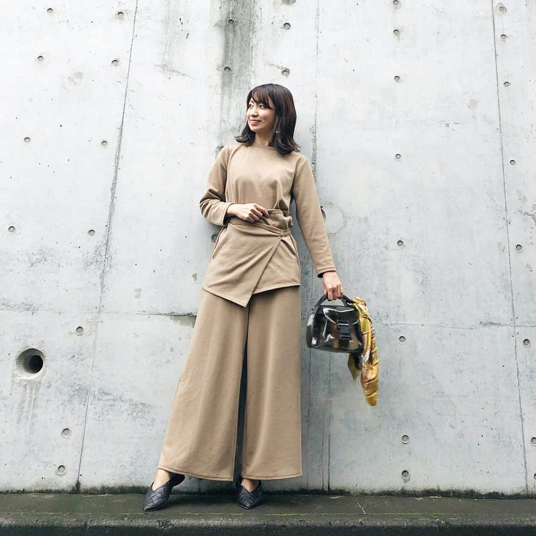 筧沙奈恵さんのインスタグラム写真 - (筧沙奈恵Instagram)「beige×yellow ・ kuih @kuih_store のリブジャージーリボン2WAYチュニックとリブジャージーフレアワイドパンツをセットアップっぽく着てみました😌 ・ チュニックはリボンの結び方で印象を変えることができるのですが、骨格ナチュラルの私はゆったりと後ろに結んでみました。ボトムもゆったりシルエットで長め丈なので、骨格ナチュラルにピッタリのシルエット✨ ・ 骨格ストレートの方は前で結んで、タイトなボトムと合わせると良さそう👍 ・ #tops #pants #kuih #クイ #bag #zucca #ズッカ #scarf #unitedarrows #ユナイテッドアローズ  #shoes #daniellaandgemma #ダニジェマ ・  #kuihst #ママコーデ　#ママファッション #パンツコーデ　#秋コーデ　#イエベ秋コーデ　#パーソナルカラー　#パーソナルカラー診断　#イエベ秋　#骨格診断　#骨格診断ナチュラル　#アラサーコーデ　#30代コーデ　#セットアップ　#プチプラコーデ」10月17日 11時06分 - sanaekakei