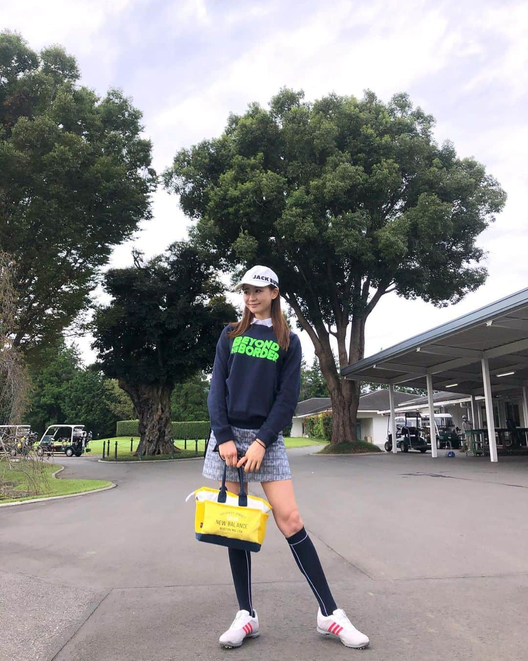 梶本成美のインスタグラム：「#かじなるコーデ #ゴルフコーデ @jackbunny_official  @pearlygates_official  @newbalance  @adidasgolf   #ゴルフ　#ゴルフ女子 #千代田カントリークラブ　#⛳️」