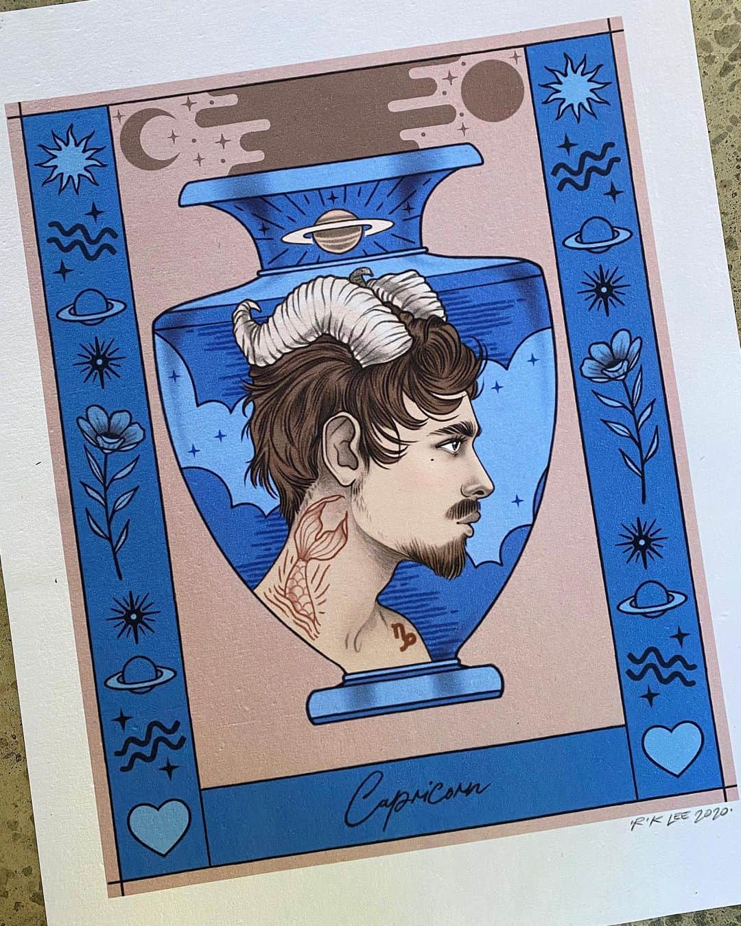 Rik Leeのインスタグラム：「Capricorn! I decided to mix things up here and illustrate a guy (which has received mixed feedback). Personally, I’m really happy with how this piece has come together. If I can find the time, I’ll draw a female Capricorn too. At this stage, though, I plan to move on to the zodiac signs I’m yet to draw.  . #riklee #illustration #art #zodiac #starsigns #zodiacsigns #horoscope #capricorn #goat #seagoat #tattoo #design」