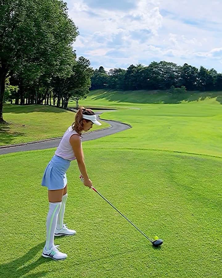 のインスタグラム：「こんにちは⭐️ . 調子が良かった4連休最終日の⛳️💕 . 前日の黒潮でのラウンドの反省をいかし、少しだけクラブをゆっくり振り上げる意識をしたら凄く良かった🥰 . この意識を忘れずにこれからもラウンドしようと思います⛳️❤️ . にしてもこの日はややフェードボールの1日だったなぁ😂 . そしてこれから女子旅行ってきます✨🚘 #ゴルフ#ゴルフ女子#golf#golfgirl#golfswing#ゴルフスイング#sports#スポーツ#スポーツ女子#골프#골프여자#스포츠#高尔夫球#高尔夫#ゴルフウェア#golfwear#ティーショット#ドライバー」
