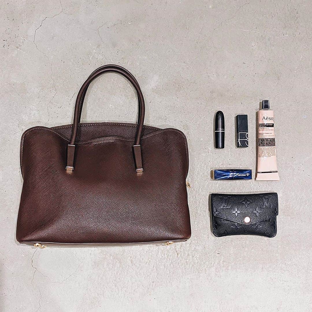 のインスタグラム：「what's in my bag？👜 ㅤㅤㅤㅤㅤㅤㅤㅤㅤㅤㅤㅤㅤ ㅤㅤㅤㅤㅤㅤㅤㅤㅤㅤㅤㅤㅤ これに加えて沢山物入れてるので、 次のYouTubeお楽しみに💋 ㅤㅤㅤㅤㅤㅤㅤㅤㅤㅤㅤㅤㅤ ㅤㅤㅤㅤㅤㅤㅤㅤㅤㅤㅤㅤㅤ #whatsinmybag」
