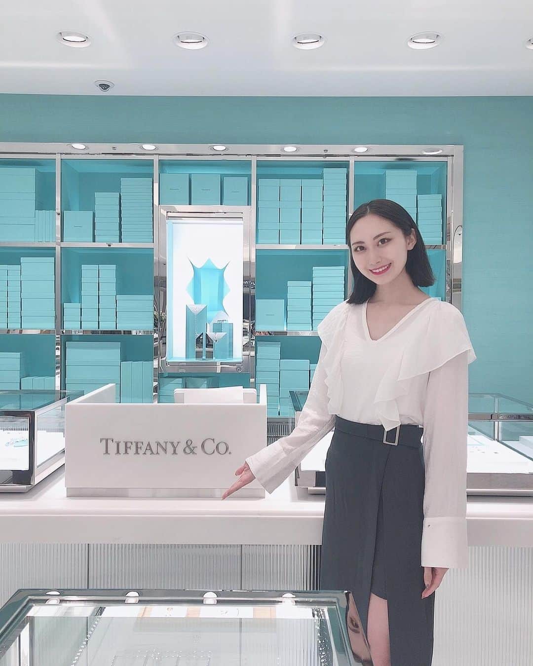 のインスタグラム：「松坂屋名古屋店本館2階にあるティファニーがリニューアルオープンしました🎉  とにかくこのティファニーブルーのウォールが可愛い💕 思わずパシャり📸  ほかにも大理石が敷き詰められたフロアや大理石が施された什器など、 モダンで洗練された空間にうっとりしてしまいます。  新作のTiffany T1シリーズも試させていただきました☺️❤️ シンプルなのに可愛いデザインがとっても素敵です❣️  そして1億円以上するジュエリーも実際に着用させていただきました❗️ ドキドキ… 緊張しましたがブルーダイヤ💎の輝きに思わずうっとり❤️  新たに生まれ変わったストアは3つの空間に分かれ、とても広々としています😊 最後の写真の淡いブルーのフロアはブライダルの専用のコーナー✨ こちらもゆったりとお買い物が楽しめそうですね😄  ステキな空間とジュエリーに思わず胸が高鳴りました💕  #松坂屋名古屋店 #PR #松坂屋アンバサダー #ティファニー #tiffany #tiffanyandco #ティファニーリング #ティファニーネックレス  #ティファニーブレスレット #ブライダルリング」