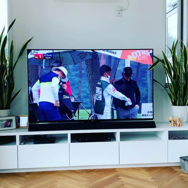 のインスタグラム：「日本オープンゴルフ選手権⛳️ 決勝ラウンド 石川遼＆中西直人＆赤いカッパのお兄ちゃん頑張れ〜」