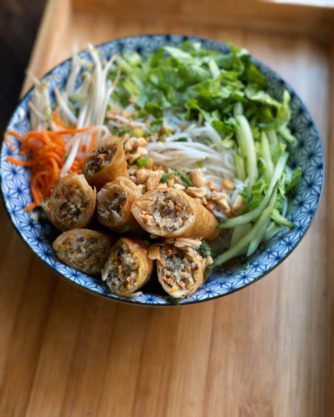 Antonietteのインスタグラム：「Suns out ☀️ búns out! Cuz really, warm weather calls for crunchy, crisp and refreshing bún chả giò (Vietnamese egg rolls over rice noodles bowl). These are vegetarian egg rolls, just use firm tofu instead of pork. Squeeze as much water as possible and crumble like feta with shiitake mushrooms, wood-ear mushrooms, carrots, onion and bean thread noodles for the filling. So good! 😋」