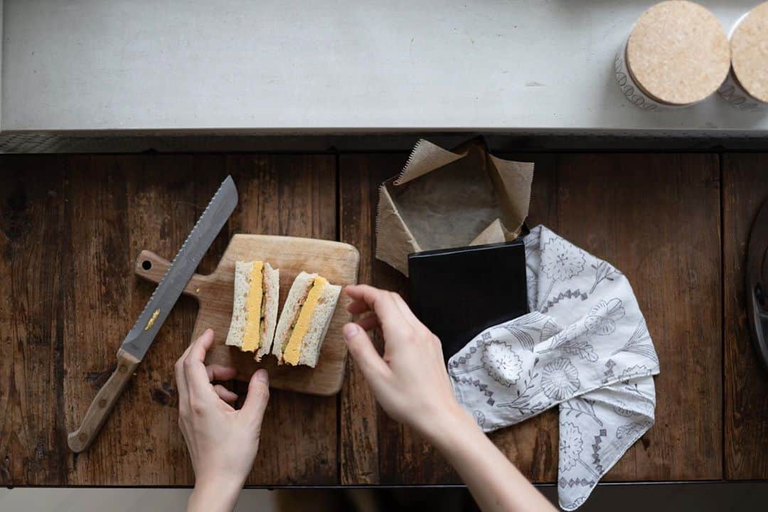 cafe_no_maのインスタグラム：「Egg sandwiches in an old-fashioned Japanese coffee shop style.  . 喫茶店風たまごサンド。厚焼き卵にきゅうり、ケチャップ、マヨネーズ、カラシを混ぜたソースを塗って出来上がり。 . ファブリックなどカフェノマの普段使いのお気に入りアイテムについてはこちら ▶ @cafenoma.style」