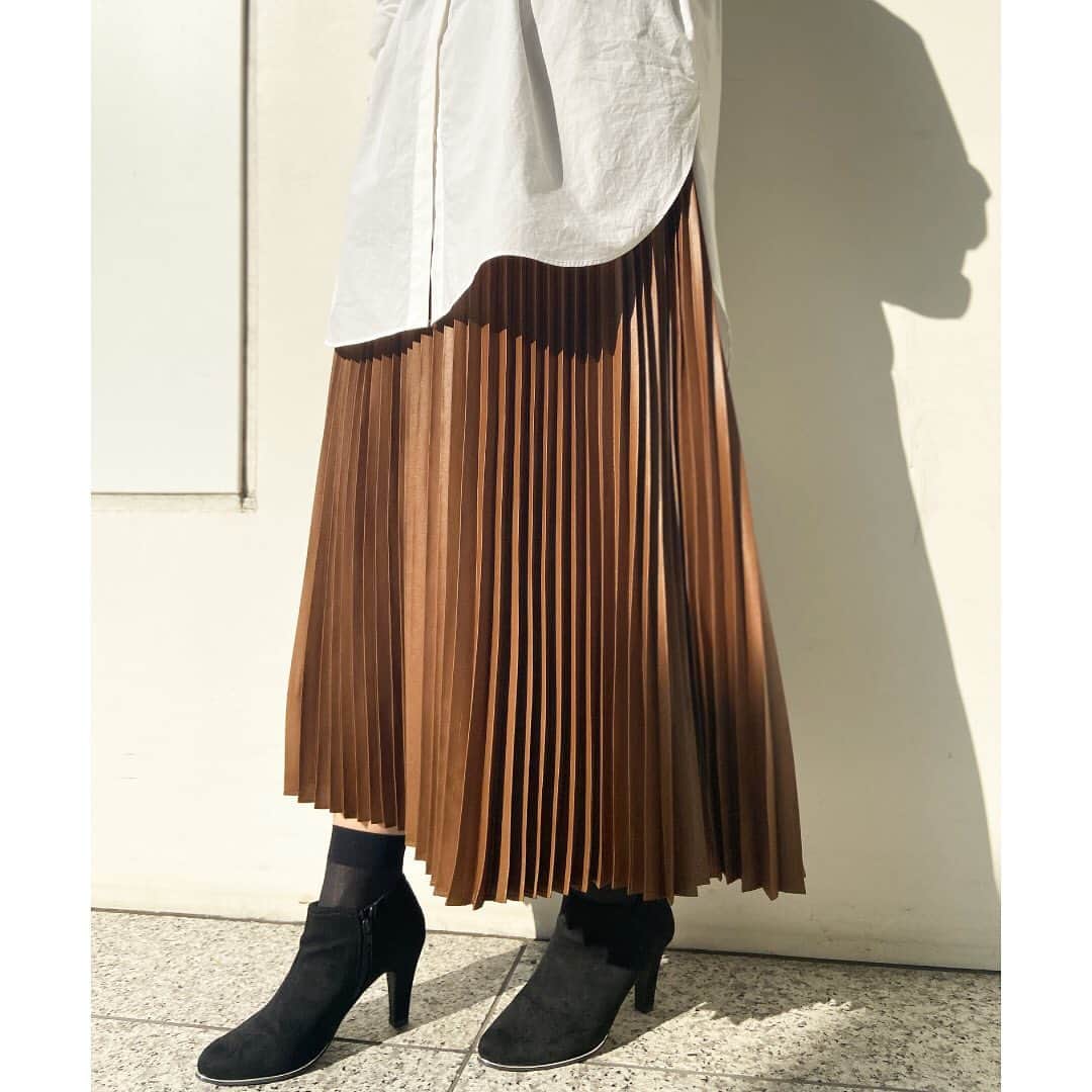 kumikyokuさんのインスタグラム写真 - (kumikyokuInstagram)「一匙モードな﻿ “レザーライクプリーツスカート”﻿ ﻿ 新しい見え感になるレザー風プリーツ。﻿ レザー見えなのにライトな素材で﻿ 動くたび揺れる女性らしさもポイント。﻿ ﻿ ウエストゴムのスカートなので﻿ ノンストレスな穿き心地で﻿ 気軽にチャレンジしていただけます。﻿ ﻿ 最旬アイテムを取り入れて﻿ 秋のコーデをアップデート！﻿ ﻿ SKIRT：﻿ ［SKWXBW0409］￥13,000＋tax﻿ ﻿ ﻿ ﻿ #KUMIKYOKU #組曲﻿ #2020AW﻿ #フレンチカジュアル #フレンチコーデ﻿ #秋冬コーデ #大人フェミニンコーデ﻿ #通勤コーデ﻿ #レザーライクプリーツスカート﻿ #onward」10月17日 11時28分 - kumikyoku_jp