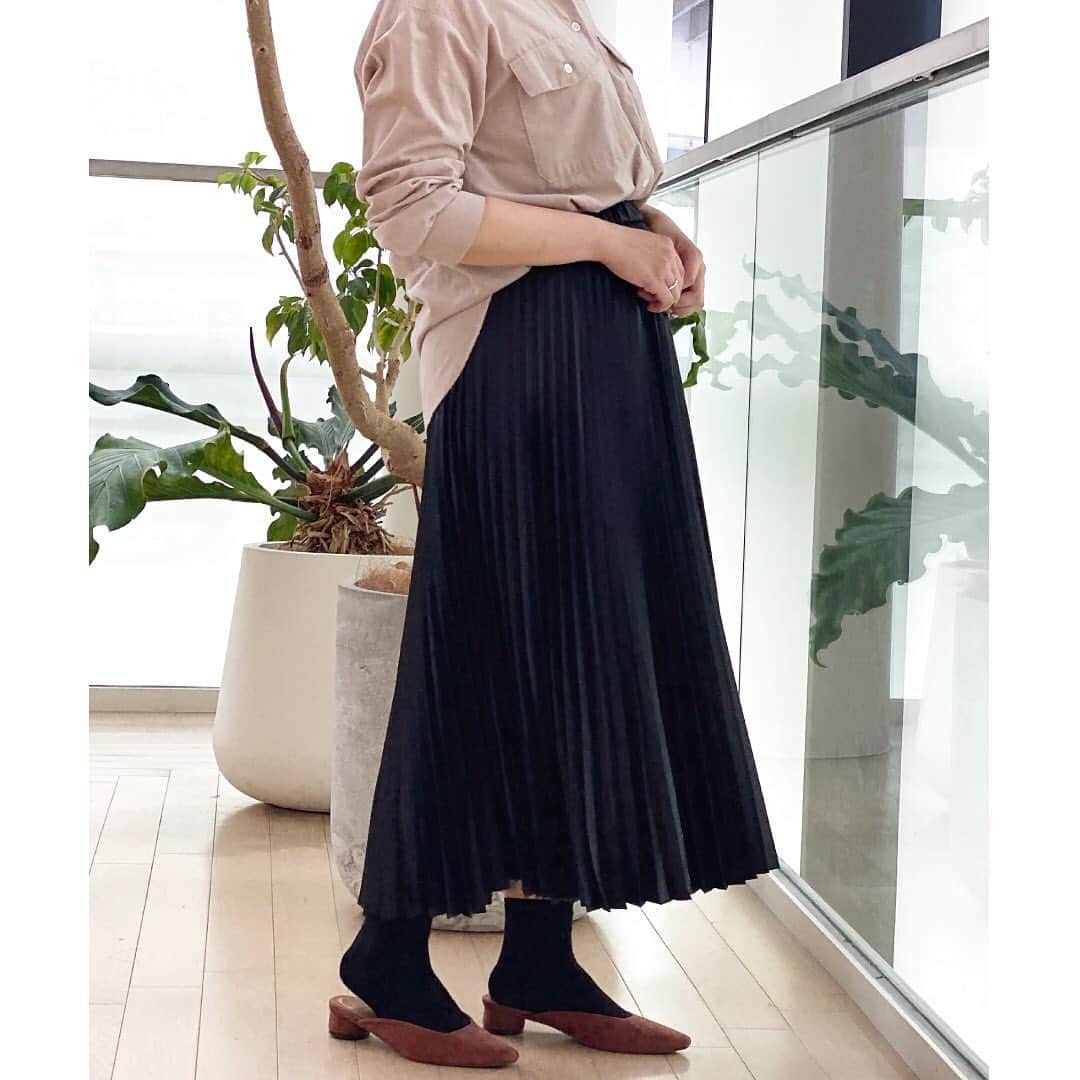 kumikyokuさんのインスタグラム写真 - (kumikyokuInstagram)「一匙モードな﻿ “レザーライクプリーツスカート”﻿ ﻿ 新しい見え感になるレザー風プリーツ。﻿ レザー見えなのにライトな素材で﻿ 動くたび揺れる女性らしさもポイント。﻿ ﻿ ウエストゴムのスカートなので﻿ ノンストレスな穿き心地で﻿ 気軽にチャレンジしていただけます。﻿ ﻿ 最旬アイテムを取り入れて﻿ 秋のコーデをアップデート！﻿ ﻿ SKIRT：﻿ ［SKWXBW0409］￥13,000＋tax﻿ ﻿ ﻿ ﻿ #KUMIKYOKU #組曲﻿ #2020AW﻿ #フレンチカジュアル #フレンチコーデ﻿ #秋冬コーデ #大人フェミニンコーデ﻿ #通勤コーデ﻿ #レザーライクプリーツスカート﻿ #onward」10月17日 11時28分 - kumikyoku_jp