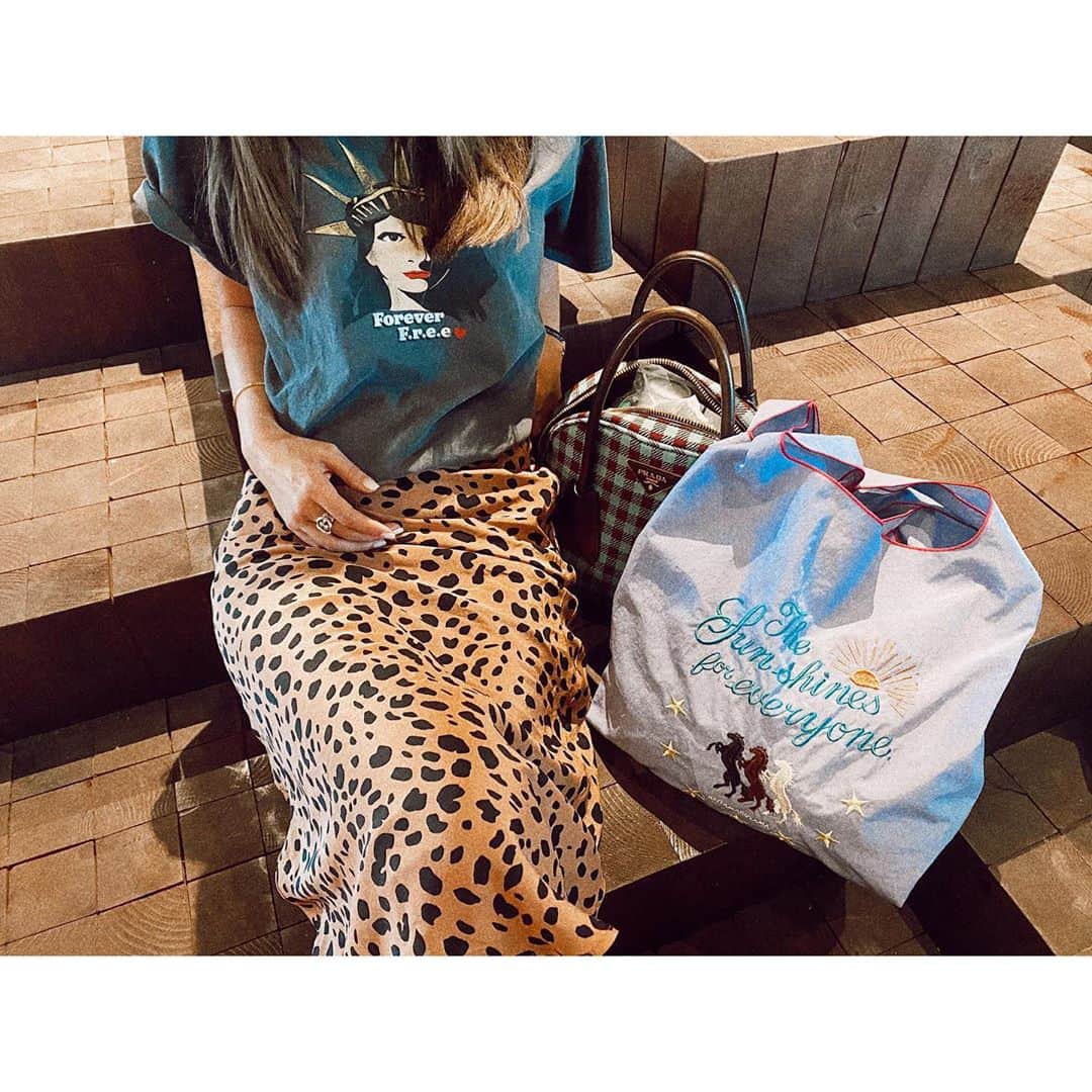 紗栄子さんのインスタグラム写真 - (紗栄子Instagram)「🌹 Tshirt&skirt @_myapparel_  bag @nasufarmvillage」10月17日 11時39分 - saekoofficial