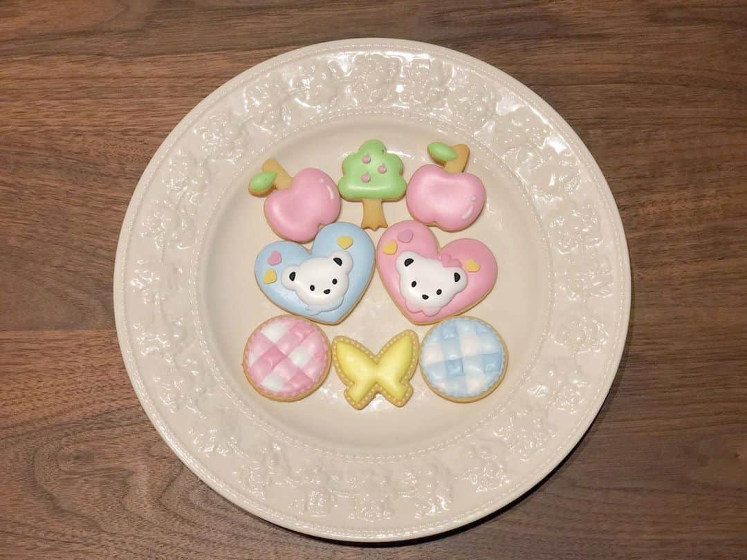西木恵美里のインスタグラム：「ファミリアクッキー🧸🍎🌿  余ってたクッキーとアイシングで🖍 神戸っ子は絶対子供の頃ひとつは持ってたことありますよね🤣  大人になってもファミリアは可愛いわ〜🥺 だいすき💕」