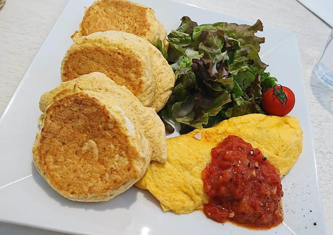関西LIFE－homelife－のインスタグラム：「【京都府・御幸町】 ふわふわ食感が楽しめる【幸せのパンケーキ】 . 幸せのパンケーキさん、人気ですよね！京都にもお店があります♪ 定番人気のパンケーキにしようかな～と思ったのですが、 お昼ごはんがまだだったので、「パンケーキ＆ふわとろオムレツ」をいただきました(^^) ふわっふわの食感が最高でした☆ . . @homelife_local では #homelife_京都 では京都のいいところを紹介していきます。みなさんの大好きな京都を教えてください。 . . #幸せのパンケーキ #御幸町 #パンケーキ #ふわとろオムレツ #河原町 #ふわふわ #ワンプレート #オムレツ #食事パンケーキ #京都市内グルメ #カフェ #人気 #グルメ #京都 #幸せ #京都グルメ #京都カフェ #京都女子会 #京都 #京都旅行 #京都観光 #そうだ京都行こう #観光 #旅行 #京都 #kyoto #japan #japantrip #japantrip2020」