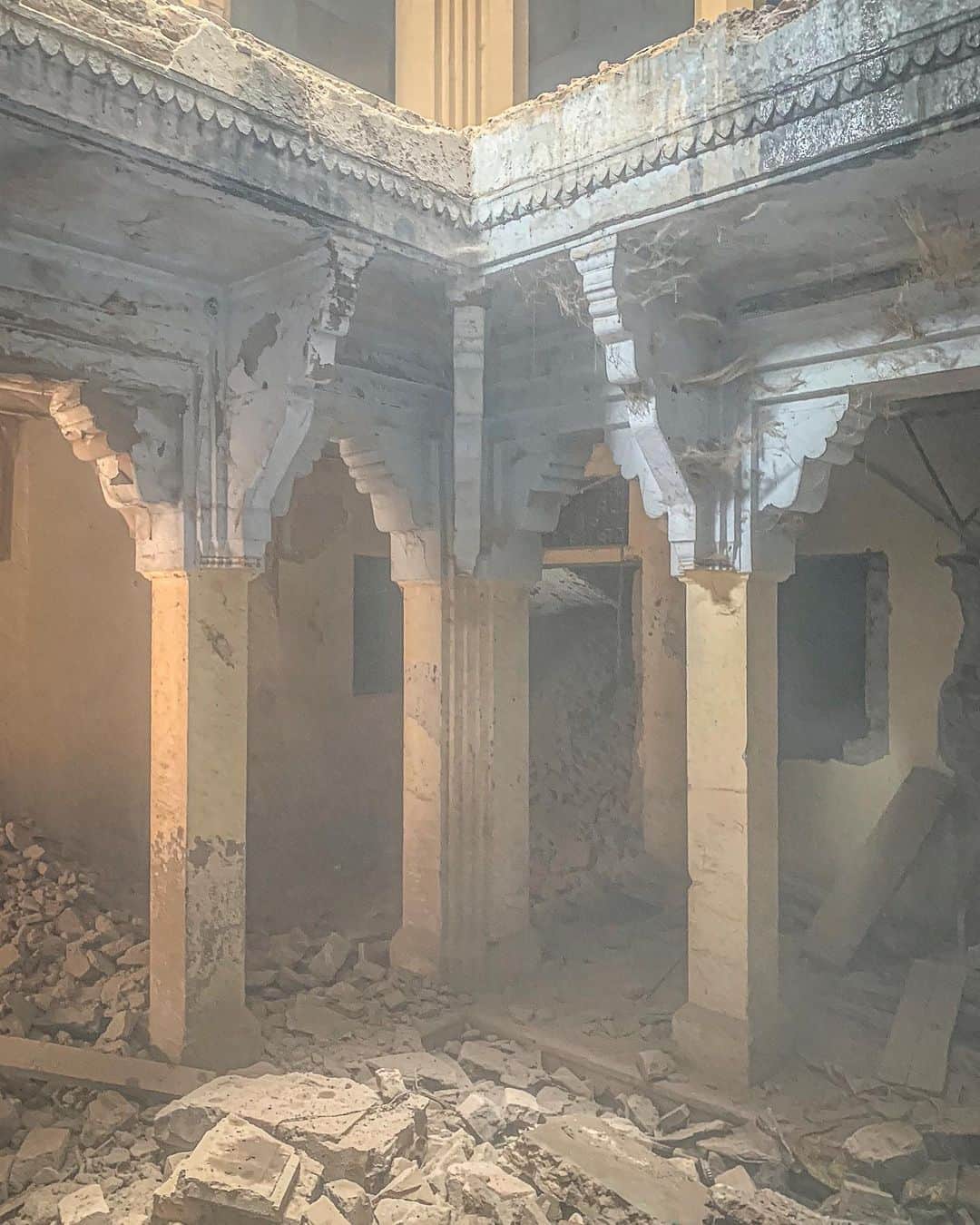 のインスタグラム：「No. This is not destruction in a war zone, like the war of ruin taking place in Nagorno-Karabakh right now that no one seems to care about. But inside this house, it felt that way...you are standing with me in the falling debris and dust of an 18th century home in Varanasi, being demolished, brick by brick, by hand. In late 2018, hundreds of homes were being destroyed to make way for a 43,636 sq meter open strip of land to reach the Ganges River in Varanasi, India. Equivalent to more than six football pitches of history dropped to ruin, over 300 homes, so tourist buses and a wide promenade can bring even more people to the river, increasing pollution to India's most sacred water. Inside this ornately detailed home was a photograph of the Swaminarayan Akshardham temple located in Delhi, the only personal item left by the former inhabitants…'Akshardham' means the divine abode of God. The family for generations who once lived here had sold their abode, often for much less than its worth, to the Vishwanath Precinct Development Project. Being here, saying goodbye to so much history, saddened me how easily beauty is often erased instead of giving love and funds to restore. Others imagine this is progress… ⠀⠀⠀⠀⠀⠀⠀ India’s Daunting Challenge: There’s Water Everywhere, And Nowhere - Chapter 8 of the @outofedenwalk, my latest story in the August 2020 of @natgeo magazine. ⠀⠀⠀⠀⠀⠀⠀ #triptych #dust #destruction #demolition #SwaminarayanAkshardham #varanasi #binaras #UttarPradesh #peace #love #india @natgeo @outofedenwalk #walkingindia #edenwalk」