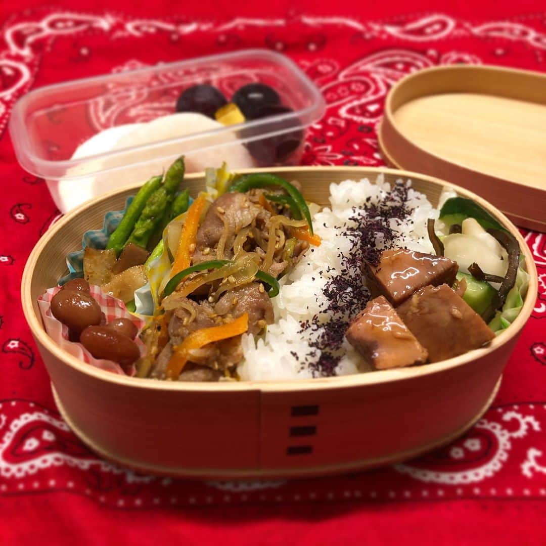 山口もえのインスタグラム：「定番の生姜焼き弁当🍱✨ 前日の夜に下ごしらえしたから 朝は楽でした💕 我が家で週3回食卓に並ぶ ハクサイとキュウリの塩昆布和えは 仕込んでいるそばから 次女が「ちょうだい♡😍」って食べに来る。笑  【作り方】 ビニール袋に 斜め一口大にカットしたハクサイ 乱切りしたキュウリ 千切りしたシソ 塩昆布、鶏がらスープの素（顆粒） ごま油をいれてよくふって 冷蔵庫で冷やしてできあがり♡ 是非お試しあれ😊 （ハクサイの代わりにキャベツも美味しいよ♡）  #中学生#長女#弁当#弁当記録 #おうちごはん #定番#生姜焼き #土曜の弁当作りの後は #二度寝 に限る！！ #目覚めたら #食器#洗ってくれてた 😍 #最高#すぎるやろ〜💕 #疲れが一気に吹き飛んだ #パパさん#ありがとう」