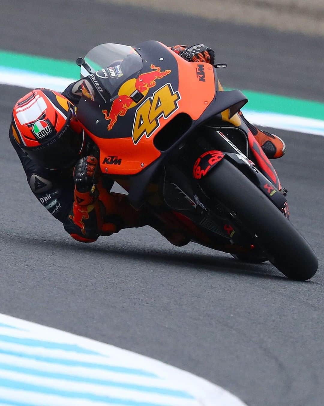 レッドブルのインスタグラム：「the art of control, captured in one video 😱  🏍: @polespargaro  @motogp  #redbull #givesyouwiiings #motogp #motorsports #moto」