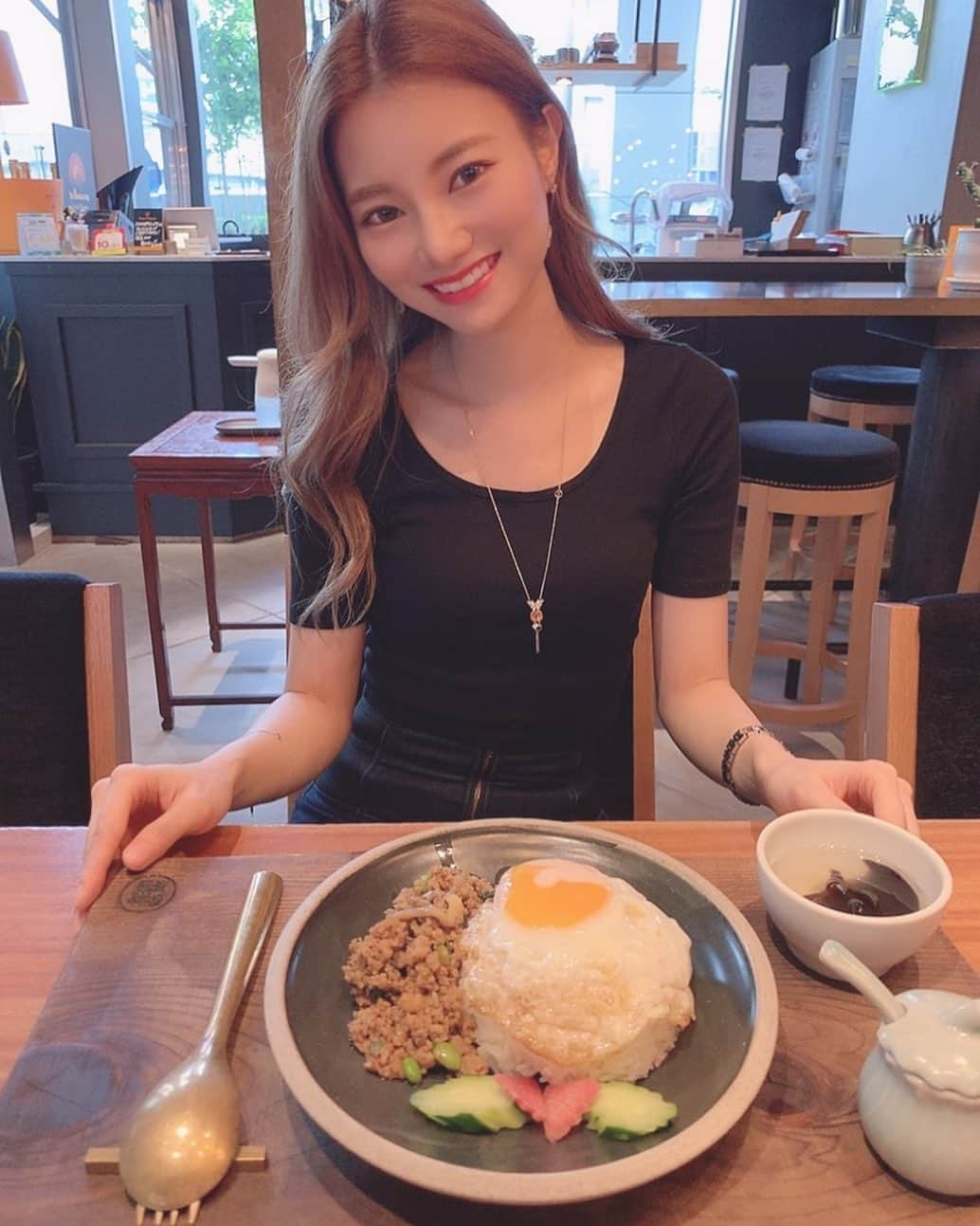 金子実加さんのインスタグラム写真 - (金子実加Instagram)「ドイツ人友達とタイ料理を食べて英語とフランス語と日本語で話す🤣✨ 情報量多すぎて、お互い会話が成り立ってる事に感動する🧠 言葉は関係ないんだよね、きっと🗣 だけどやはり楽しいから、語学力もっと伸ばそうと決意☺️✨ 語学は聞くまで出来ても、 話したい事を瞬時に言語化出来るまで、 慣れが必要だよね☺️ フランス語をさらに伸ばすように、無理矢理話さないといけない環境に身を置くことにします😘戒め✍🏻 それにしても、海外の人と居ると、私はノーマルな人で、個性がないんだなと思うんだぁ。 住むには日本が1番好きなんだよね😘❤️ 海外行かなくても美味しいタイ料理食べれるってありがたいっ！🥺✨ . . . . . . . . . #タイ料理　#渋谷ご飯　#渋谷テラス　#ガパオライス #タイ　#行った事がない　#海外　#行きたいな　#gotoキャンペーン　#使ったことない　#情弱」10月17日 17時12分 - kanekomika0127