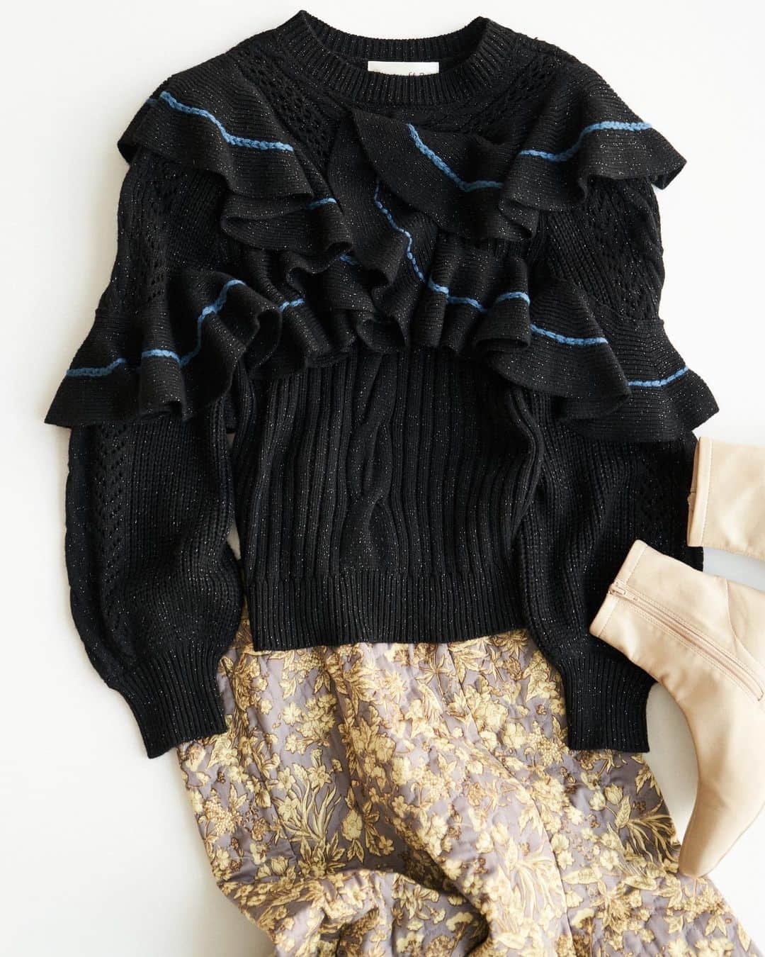 USAGI ONLINEさんのインスタグラム写真 - (USAGI ONLINEInstagram)「ボリュームたっぷりのフリルをあしらったLily Brownのニット🌹  フリルの裾には配色を入れアクセントのあるデザインに仕上げています。 #usagionline #lilybrown #knit #knittops  #frill #ウサギオンライン #リリーブラウン #ニット #フリルトップス #フリルニット」10月17日 17時05分 - usagionline