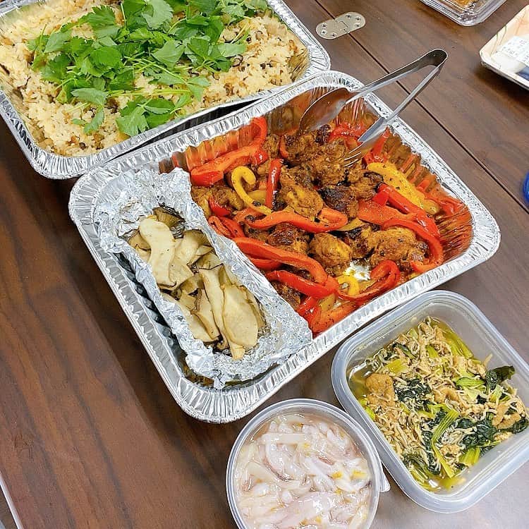 相沢あいのインスタグラム：「オフィス飲み会に #ケータリング 。きのこと生姜の　#炊き込みご飯 、 #タンドリーチキン 、トリュフ風味のエリンギグリル、小松菜の煮浸し、福岡土産のイカの塩辛。自家製レモンサワーの素は完売。久々に大量のご飯を作って楽しかった！ _  #相沢ごはん #自炊 #自炊記録 #手料理 #手料理グラム #料理 #料理記録 #料理写真 #food #foodstagram #foodpic #foodphotography #foodpics #cooking #cookingram #selfcooking #selfcooked #ホームパーティー #ホームパーティー料理」