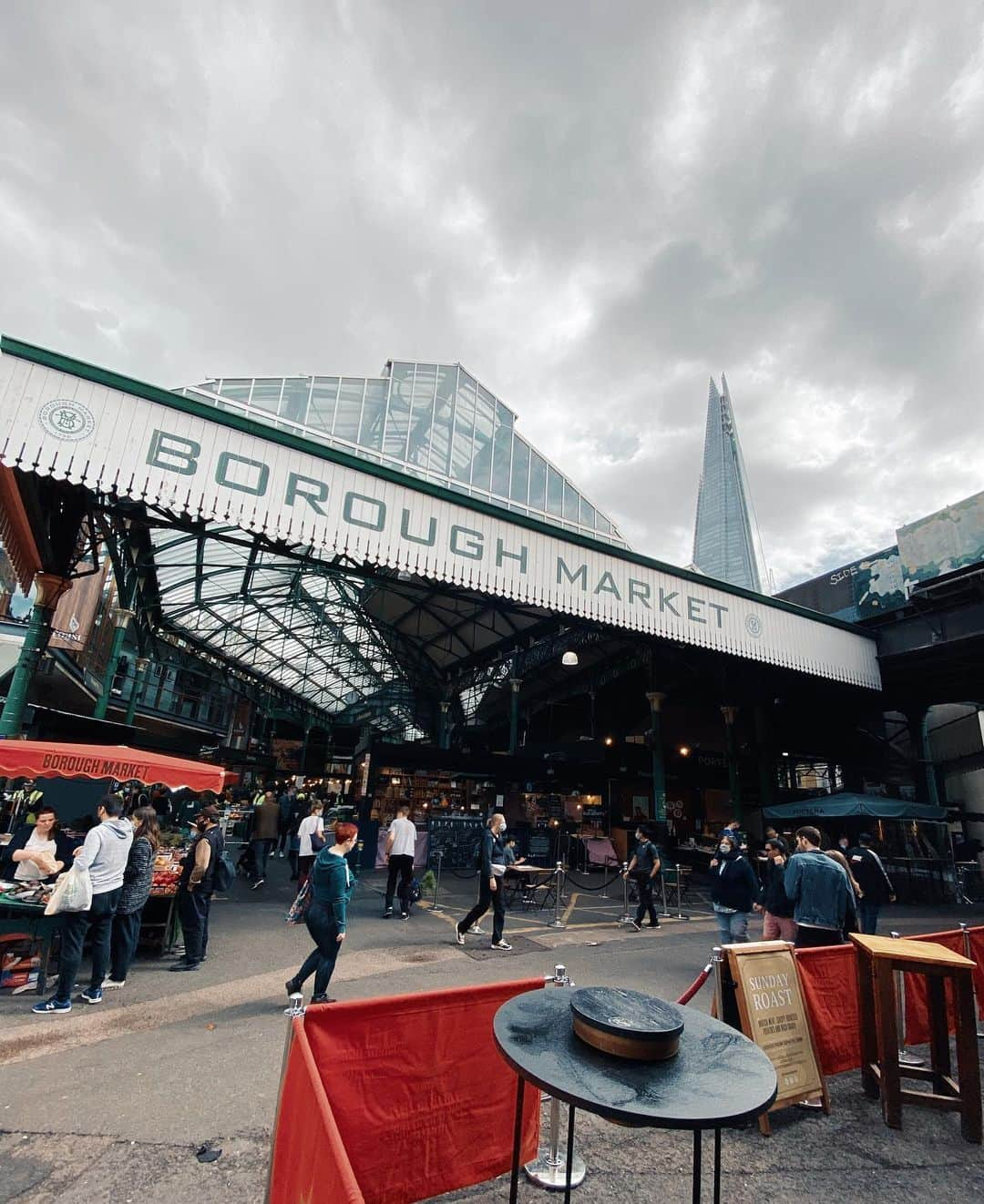 @LONDON | TAG #THISISLONDONさんのインスタグラム写真 - (@LONDON | TAG #THISISLONDONInstagram)「@clerkenwellboyec1 with TWICE BAKED CHOCOLATE CAKE! 🔥🍫✌🏼 which is on the counter TODAY at our #BakeForBeirut Charity Bake Sale @BoroughMarket ❤️ 11am - 2pm today.   Come early before they're sold out... Also check out the INCREDIBLE online auction @bakeforbeirutauction with EPIC prizes from @claridgeshotel @thehoxtonhotel @kanalondon @alexandria_coe @gozney & more 🙏🏼  Our awesome line up at #BoroughMarket today  includes SPECIAL BAKES from @arabicalondon @antony_amourdoux @bafaratcafe @baobakerygoods @bigjobakery @clerkenwellboyec1 @flor.london @happyendingsldn @honeyandco @philkhoury @rubybhogal @spring_to_go @sundaygoodies @theboywhobakes @thegoodegg_ & more!!  TAG a friend that needs to see this! See you there and thanks for supporting! ❤️🙏🏼🙌🏼  ___________________________________________  #thisislondon #lovelondon #london #londra #londonlife #londres #uk #visitlondon #british #🇬🇧 #londonfoodie #londonfoodies #foodiesoflondon #londonfood #londonbridge」10月17日 17時09分 - london