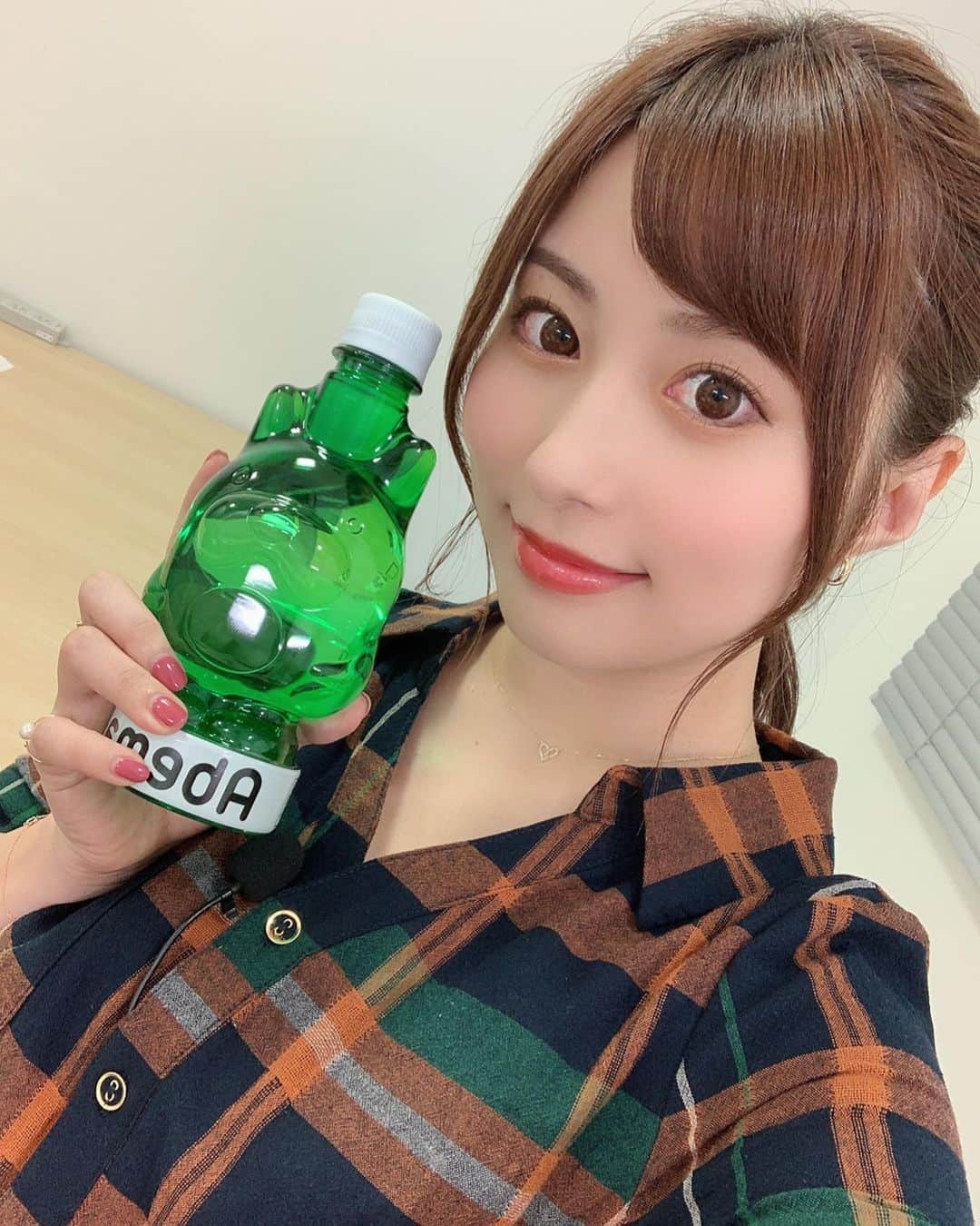 のインスタグラム：「🧡 . . 先日のABEMA生放送 ありがとうございましたー✨ . ストーリーには書きましたが とても楽しくて 盛り上がりました☺️ . . 最近メイク変えた？ って言っていただけますが アートメイクをしたのです✨ . メイクも格段に楽になって 今まで悩んでいたことも軽減されて 本当に嬉しいです☺️！ . 悩んでいる皆様は ぜひぜひです！✨ . メディカルブロー表参道院さんの グランドマスター松原さんが 担当してくださいました！ @medicalbrows_matsubara   . この日のワンピースは @redyazel のものですよん！ . . #abematv #競輪 #redyazel #Medicalbrows #メディカルブロー #メディカルブロー表参道院 #アートメイク東京 #アートメイク #メディカルアートメイク #リップアートメイク #6Dストローク」