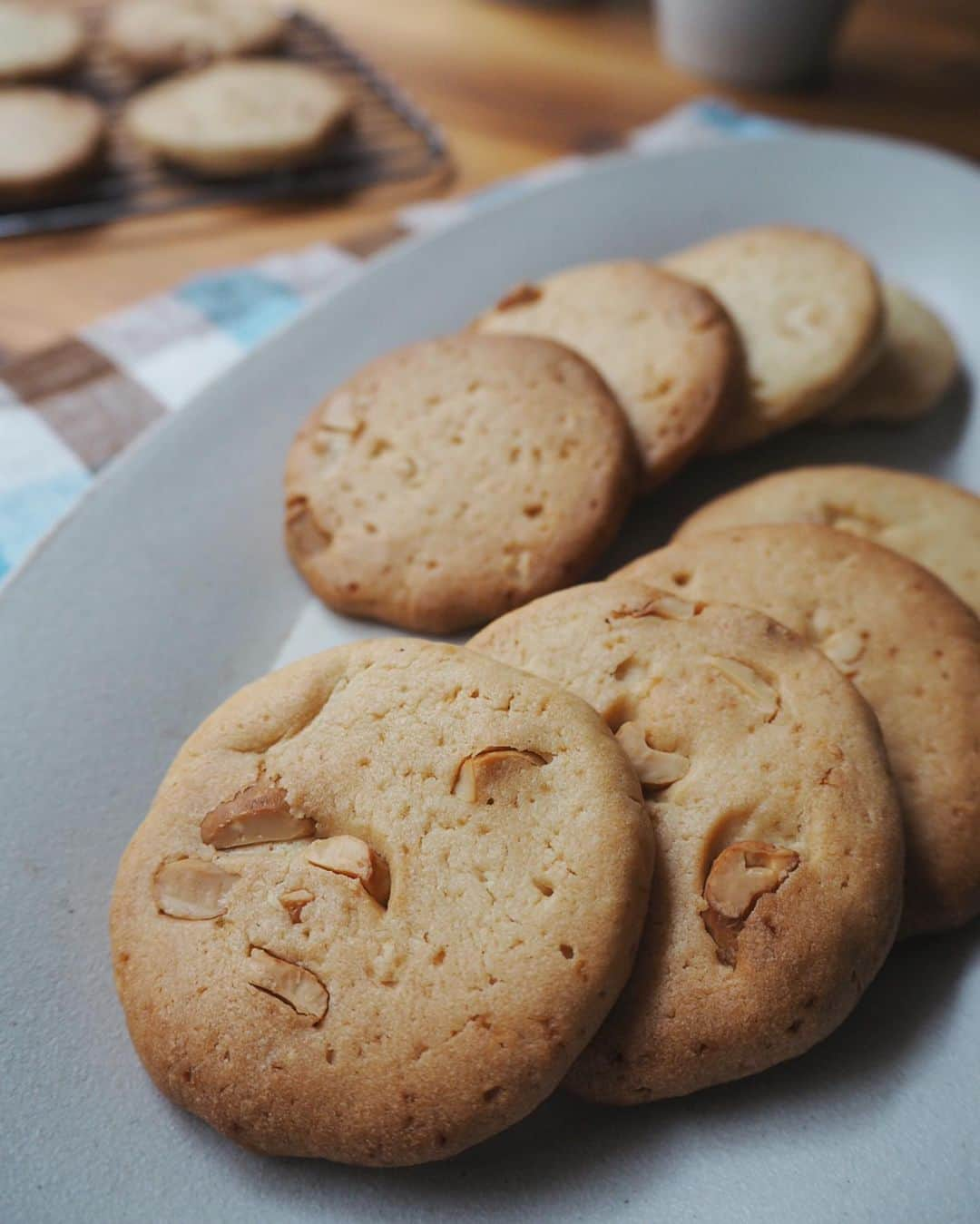 吉野千穂さんのインスタグラム写真 - (吉野千穂Instagram)「千穂飯レシピ🌿 『カシューナッツとココナッツオイルのクッキー』  バターの代わりにココナッツオイルで作るクッキーです。 焼いているときにココナッツが香って幸せに包まれますよ☺️  買ったけど使ってないココナッツオイルの消費にもおすすめです！(わたしのきっかけはこれ🤭)  詳しいレシピ動画はDELISH KITCHINのwebサイト、アプリで公開しています♪(こちらはナッツなしのものです)  🌱分量:15〜20枚分 🌱調理時間:60分  🌱材料 卵 1個 砂糖　50g ココナッツオイル　50g 薄力粉　150g カシューナッツ　お好きなだけ(なくてもOK)  ①材料を混ぜていく ・ボウルに卵を入れて溶き、砂糖を加えてよく混ぜる (卵は常温に戻しておくと○) ・ココナッツオイルを加えて混ぜる (固まっている時はレンチン30秒ほどして溶かしてください) ・薄力粉をふるいながら加えてゴムベラでさっくり混ぜる ・カシューナッツを大きめにくだきながら加えて混ぜる  ②成型する ・生地をラップに出し、直径3〜5cmほどの棒状にして包む ・包丁で切れる固さになるまで冷蔵庫で30分ほどおく ・冷蔵庫から出し、5mm幅に切る ・形を整えながらクッキングシートを敷いた天板に並べる  ③焼く ・180度に余熱したオーブンで15〜20分焼く * * #クッキー#クッキー作り#ホームメイド#手作りクッキー#簡単クッキー#クッキーレシピ#ココナッツオイル#カシューナッツ#簡単レシピ#作り置き#作り置きレシピ#常備菜#千穂飯#管理栄養士ごはん#管理栄養士#吉野千穂#おうちごはん#毎日ごはん#朝ごはん#お昼ごはん#晩ごはん#今日のごはん#おうち居酒屋#おつまみ#おつまみレシピ#フードスタイリスト」10月17日 11時43分 - chiho_yoshino