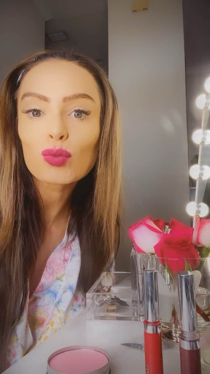 アンナ・ハウスのインスタグラム：「💥Bambaleó 💥 night time lips 💓❤️💥 #fushia @」