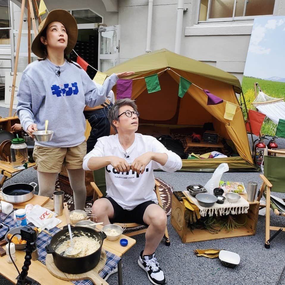 田村淳のインスタグラム：「僕が福岡県に住みたい理由 ロンプク淳という番組を九州朝日放送にて、レギュラーでやらせて頂いております。 もう５年くらい経ちますが…ロンプク淳のロケで様々な場所をロケしていく中で、ここだ！という場所に巡り合いました。それが福岡県那珂川市です！  都会までのアクセスが良い。 空港までのアクセスが良い。 空港が国際空港である。 田舎と都会のバランスが良い。 博多南という新幹線の駅が使える。 物価が安い。 メシが美味い。etc  いきなりすぐに拠点を完全に移す事は難しいかもしれないけれど…いつの日か住みたい場所が那珂川市である。  そんな気づきを与えてくれた ロンプク淳に感謝☆彡  そして来週もアナザースカイで那珂川市を伝えられることに感謝☆彡  写真はアーバンキャンプを中上真亜子さんに伝授してもらってるが、小雨が降り出して天を仰ぐ2人。  #那珂川市 #ロンプク淳  #アナザースカイ」