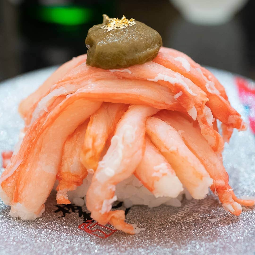 のインスタグラム：「名物！かにがんこ盛り780円、紅ずわいがにのふくよかな足が12本も乗っています❢  お酢や醤油をかけず、てっぺんの濃厚なカニ味噌を少しづつ付けながら頂きます♪  2年分くらいの蟹を食べた気分。2年分くらいの蟹を食べたのに780円♪  ボリュームたっぷりのかにがんこ盛りを食べたら満足で終わるかと思いきや、食欲に火が付きました❢  金沢といえば、白身のトロ、のどぐろとよく聞きますが、のどぐろはあまり食べた記憶がない…  この、のどぐろ780円を能登塩で頂きます❢塩で頂くお寿司がこんなに美味しいとは♪  水揚げ量が少なく、出荷量も少ない幻の、がす海老590円。甘海老の甘さではなく、濃厚な海老のうまさ❢  売上ナンバーワンの海苔汁250円。こんなに海苔が入った海苔汁ってあり？！  フリーズドライの海苔汁162円を10個買いました♪  石川県金沢市から毎日3〜4回、直送される新鮮な日本海の珍しい鮮魚を東京で頂けるなんて♪  お店の造りも赤く、高級感たっぷりで、ガリの箱が透明、お茶マドラーがあり、お寿司のレーンも高級でピカピカに清潔♪  回転寿司満足度ランキングで１位にもなったそうです。この回転寿司に来たら他には行けなくなります。  渋谷PARCOがオープンしていたのは知らなかった〜PARCO劇場の半券でサービスがあります。  カウンターには、特注の大きなアクリル板が備わっていて安心でした♪  渋谷PARCO７階レストラン街は選び抜かれた飲食店ばかりです。  #金沢まいもん寿司 #まいもん寿司 #回転寿司 #寿司 #鮨 #渋谷PARCO #渋谷寿司 #渋谷ランチ #渋谷ディナー #渋谷グルメ #渋谷回転寿司 #うまし #グルメ #ディナー #グルメ #美味しい写真 #美味しいお店 #美味しい #おいしいものが好き #おいしい  #japanesefoods#japanesenoodles #instacook #yummy #foodpon #foodie #instafood #foodgasm #foodpics」