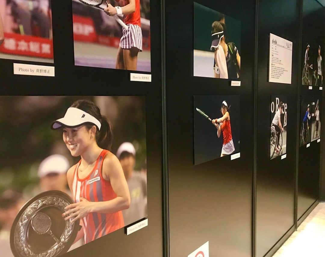 吉崎仁康さんのインスタグラム写真 - (吉崎仁康Instagram)「東京駅前 新丸ビル3階アトリウムで開催されている「女子テニスアスリート写真展」に行ってきました。 9人の女子テニス＆車いすテニス選手の様々な写真が展示されていて、選手たちが見せる表情やその瞬間瞬間の躍動感とエネルギーを感じられる素晴らしい空間でした。また選手たちの日々鍛錬を積む中での熱い思いや感謝の気持ちが詰まった言葉が紹介されていて、写真とともに心から引き込まれました。また間近で選手たちのプレーを見て応援したいですね！ ファンの皆さんがテニス会場に集まって、選手たちのプレーを思う存分見られる日が来ますように。」10月17日 12時06分 - yoshiyasu.yoshizaki