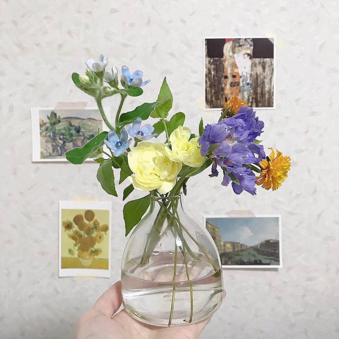 MERYさんのインスタグラム写真 - (MERYInstagram)「.⁣ お花のサブスク『FLOWER』が今キテる！💐⁣ .⁣ 『FLOWER（フラワー）@flowr_is』は家のポストにお花が届く注目のサービス💌⁣ 季節やトレンドに合わせてプロがセレクトしたお花の中から好みのものを選んで届けてもらえるんです。⁣ 専用のBOXで届くので不在時も安心🌼⁣ ぜひ生活にお花を取り入れて、暮らしを豊かにしましょ。⁣ .⁣ MERYでは他にも「かわいい」に近づくさまざまな情報を発信しています。⁣ @mery.beauty コスメ・美容に特化した情報をお届け♡⁣ @mery_spot 話題のカフェやお出かけスポットをご紹介！⁣ こちらもぜひチェックしてみてください！⁣ .⁣ .⁣ photo by  @sloth_sloth_sl⁣ ⁣ .⁣ #MERY #regram #flower #flower_is‬ ‪#꽃 #flowerを飾ろう‬ ‪#かわいいが届くお花便‬ ‪#お花のある暮らしはじめました #お花 #花 #サブスク #サブスクリプション #お花便 #お花のある生活 #お花のある暮らし #生花 #インテリア #お花の定期便 #ポストに届くお花 #お花飾り #暮らしを楽しむ #お花好きな人と繋がりたい #はなのあるくらし #夏の花 #お花好き #丁寧な暮らし #お洒落 #お洒落さんと繋がりたい #MERY女子 #メリー」10月17日 12時00分 - mery.jp