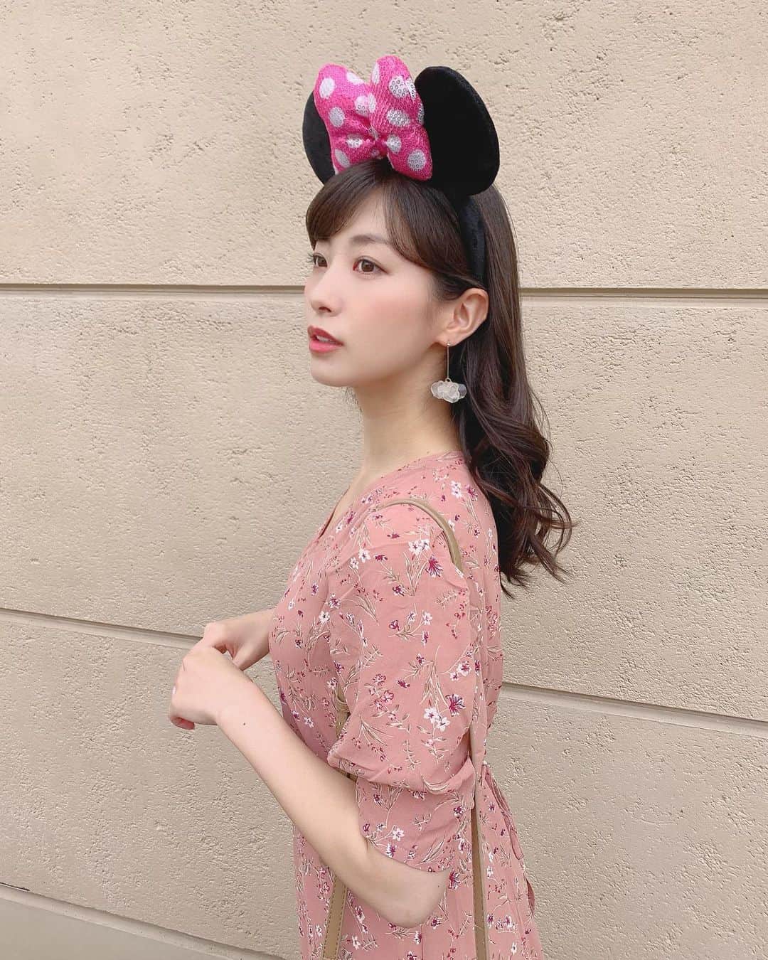 のインスタグラム：「このくすみピンクが今年の夏〜秋のヒットでした🥰🥰💗 . . 早く秋冬服載せたいのに投稿追いつかない…😹 . . #コーデ記録 #onepiece : #grl @grl_official  #boots : #gu @gu_for_all_  #bag : #韓国通販 . . #disneyoutfit #ディズニーコーデ #ぷちぷら #ぷちぷらコーデ #プチプラコーデ #プチプラ #ディズニー #ディズニーランド #ディズニーカチューシャ #東京ディズニーランド #東京ディズニーリゾート #tdl #tokyodisneyland #tokyodisneyresort #tdr #秋服 #秋コーデ #秋服コーデ #グレイル #grail #韓国ファッション #韓国通販サイト」