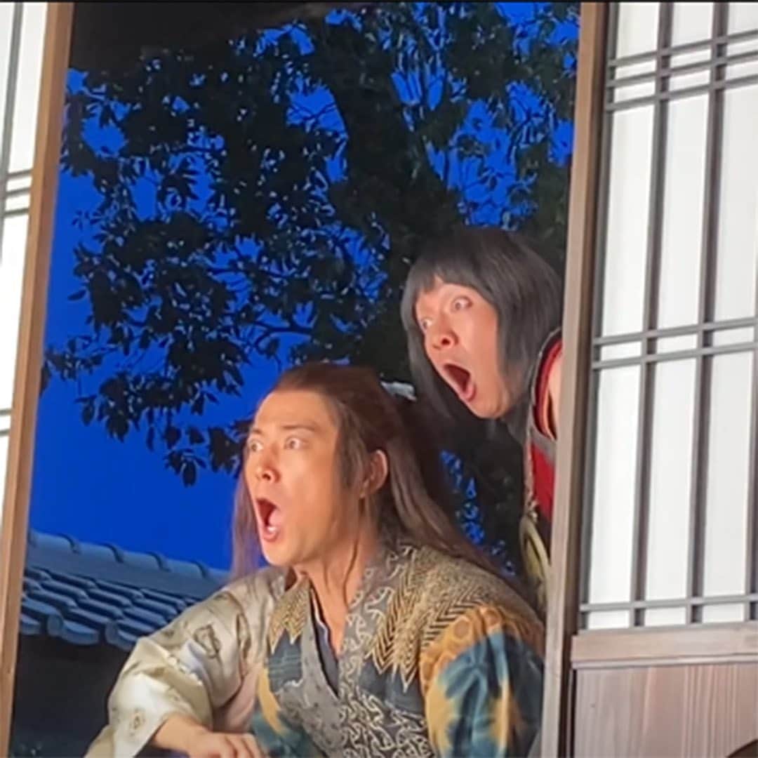 のインスタグラム：「開けてはいけない障子の奥を見た金ちゃんと浦ちゃん💦⁠⠀ いきなり開けるからわたしまでびっくりしたわ😲⁠⠀ 何を見たのかは秘密にするのよ👍⁠⠀ #鶴の恩返し説 #謎の影 #びっくりしすぎ #正体は秘密 #金ちゃん #浦ちゃん #三太郎 #親ちゃん #親指姫⁠⠀」