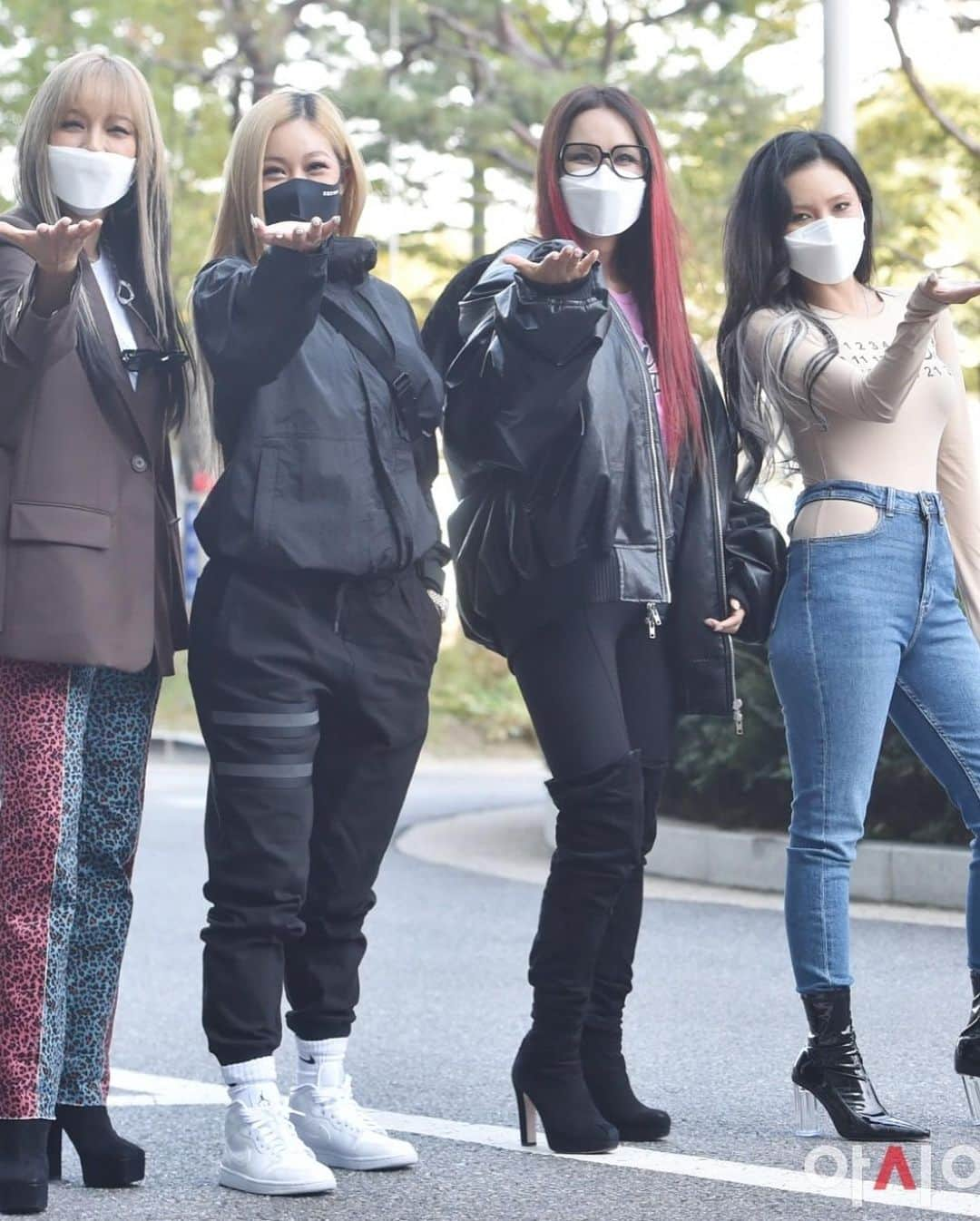 ファサさんのインスタグラム写真 - (ファサInstagram)「#RefundSisters arriving at Music Core. Hwasa in that outfit 😩 this is what i’m living for   #mamamoo #마마무 #hwasa #화사 #hyejin #ahnhyejin #moonbyul #solar #wheein #moomoo #kpop #girlgroup #gg #kpopgirlgroup #jessi #uhmjunghwa #leehyori」10月17日 12時01分 - mamamoohwasa