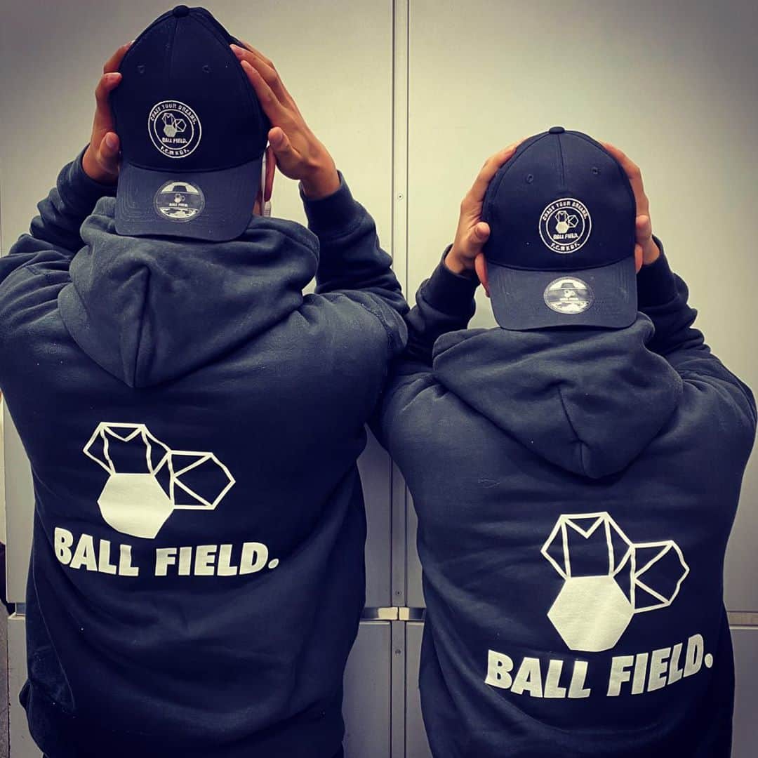 マキヒカのインスタグラム：「#たまたまお揃いコーデなったオワタ #MKBALLFIELD #帽子とパーカー #なんやこのポーズ #アメリカ警官にでも捕まったんか #MKBFは売り上げの一部を世界に募金 #mkbf @mkballfield」
