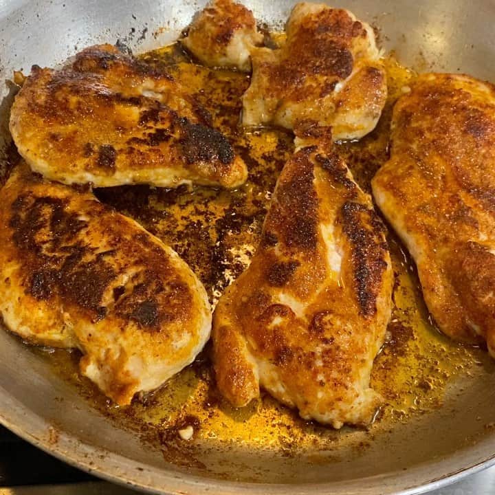 ケリスのインスタグラム：「Chicken dressed in Bounty farms old bay seasoning on sale now GOLD MINE BOX C cooked in truffle ghee」